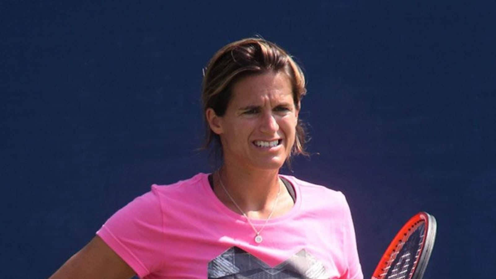 Amélie Mauresmo Looking At Opponent Background