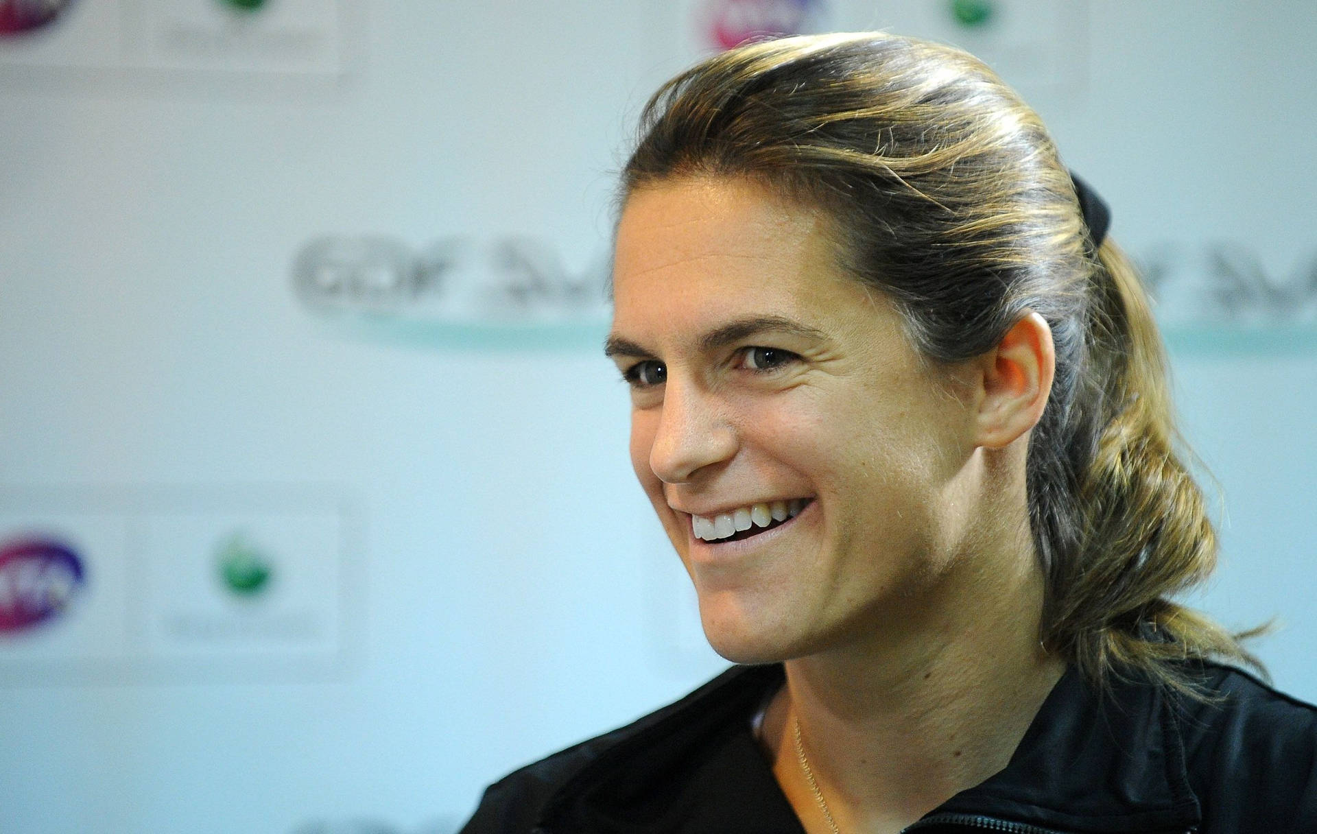 Amélie Mauresmo Smiling Background