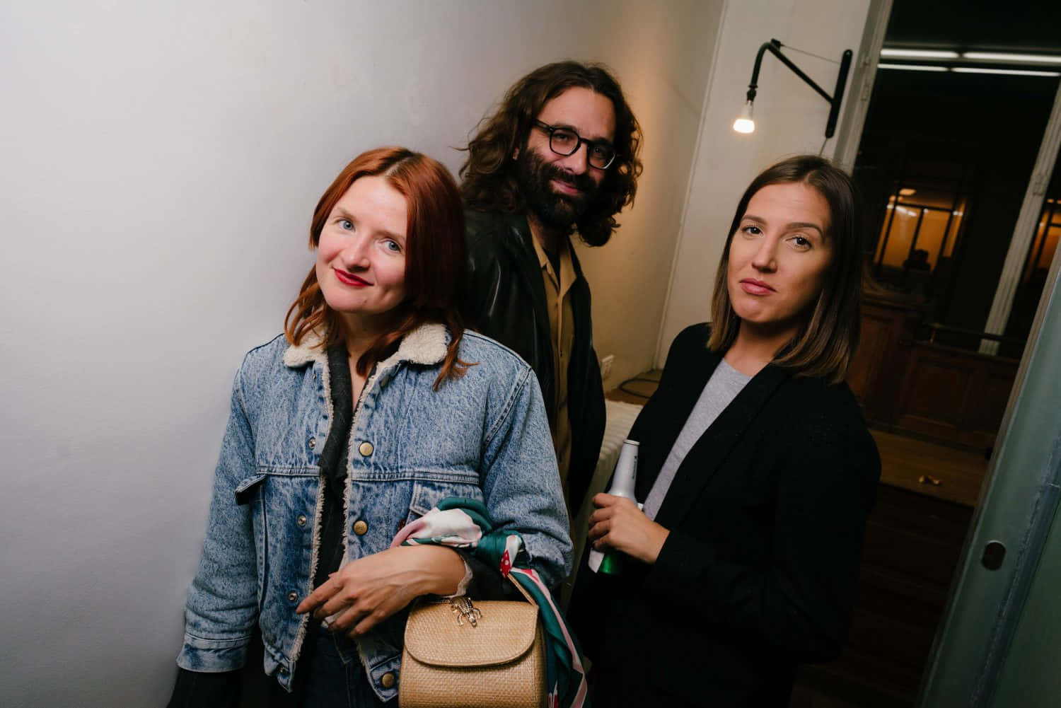 Amélie Pichard And Friends At Doorway Background