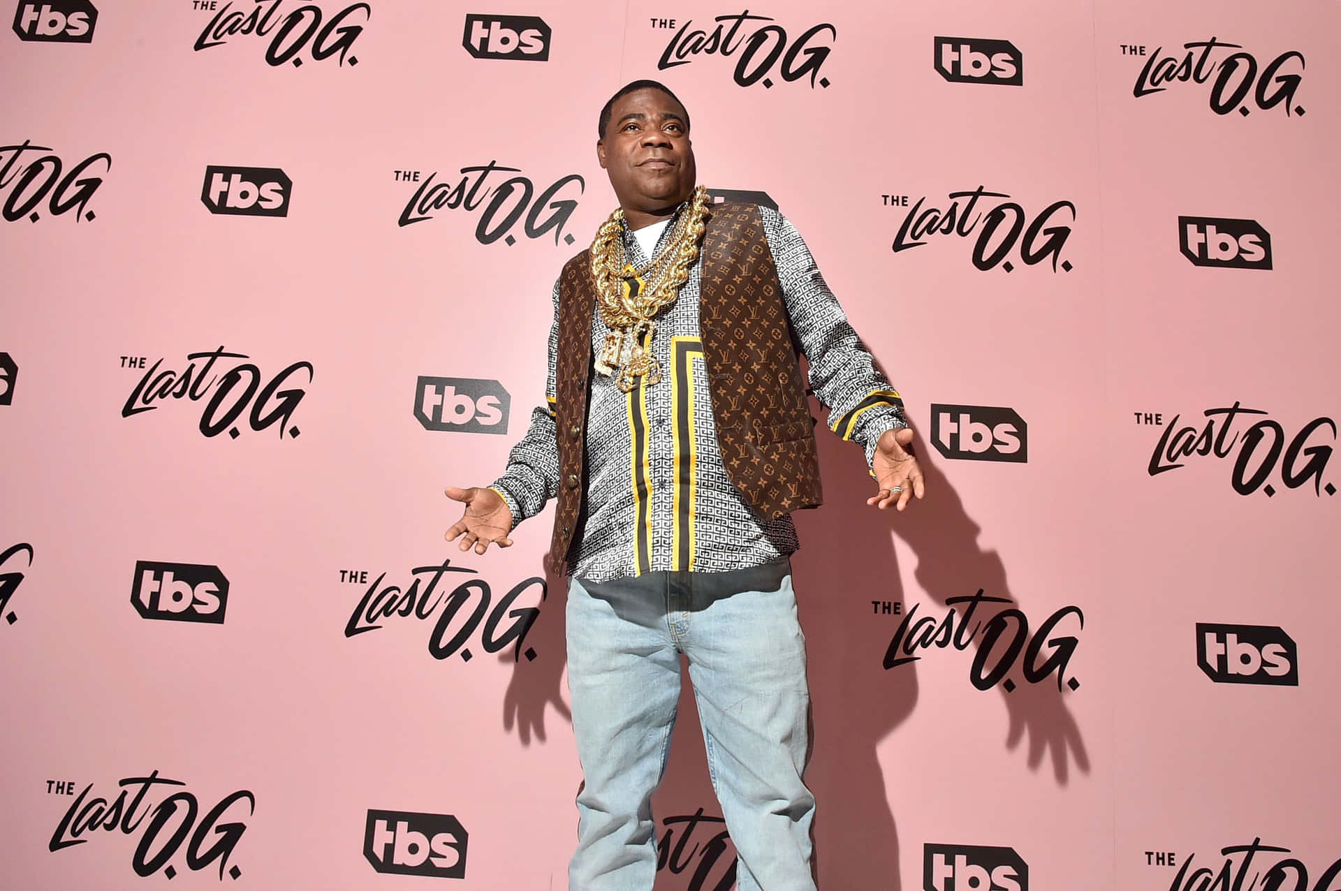 American Actor And Comedian Tracy Morgan Smiling Background