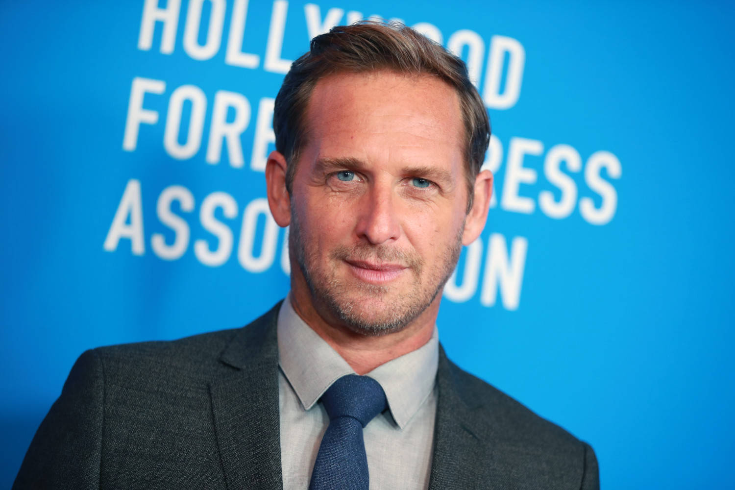 American Actor Josh Lucas Hfpa Grants Banquet Background