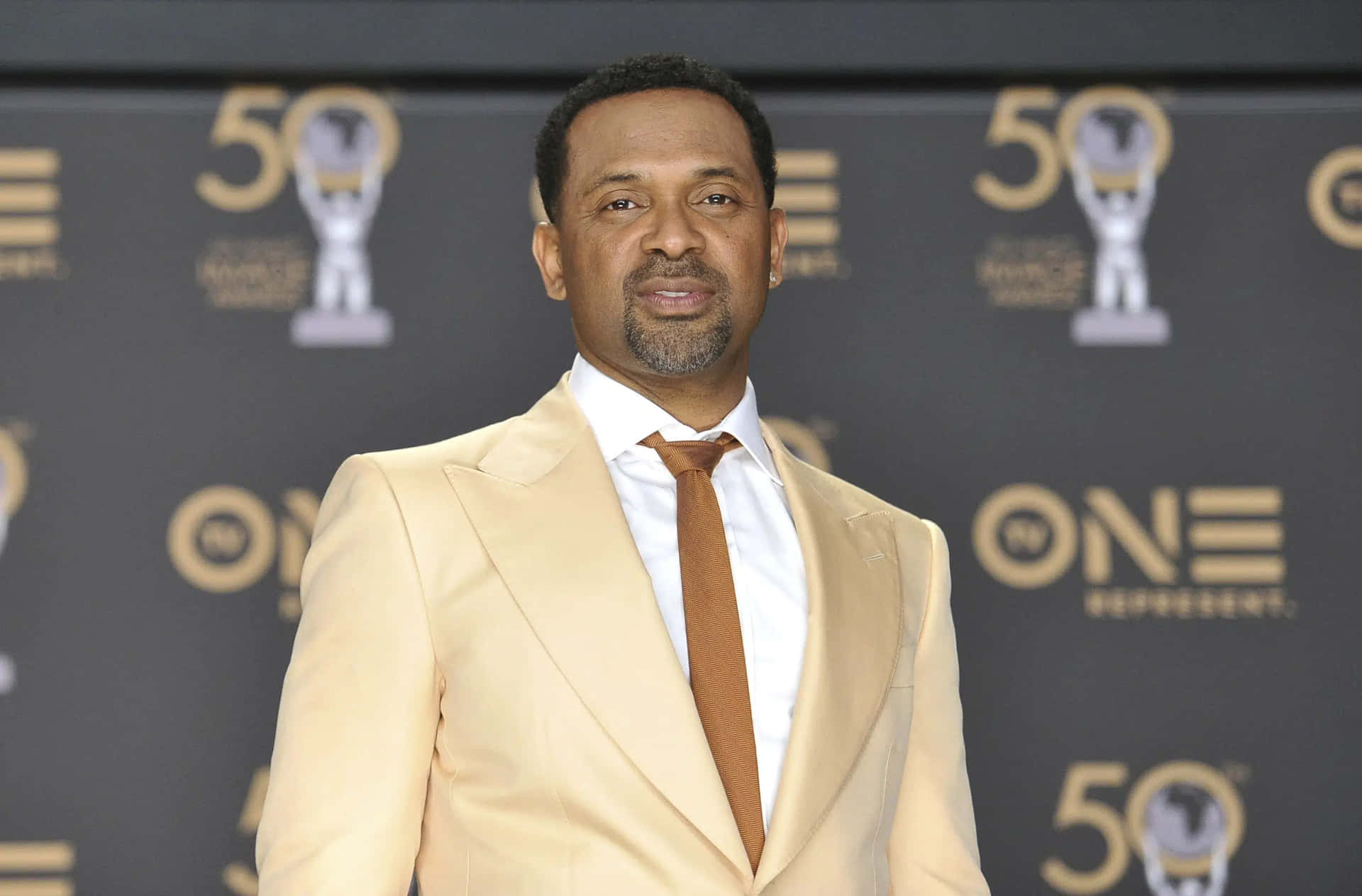 American Actor Mike Epps Looking Dapper Background