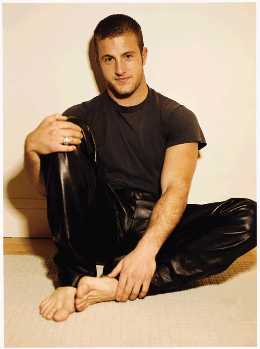 American Actor Scott Caan Posing For A Photoshoot Background