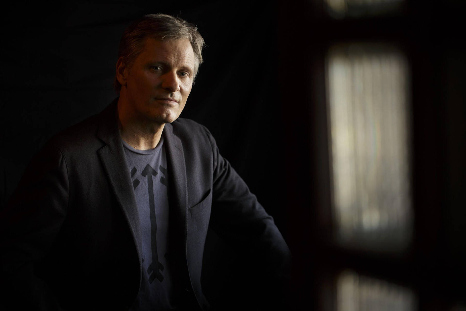 American Actor Viggo Mortensen At Cinema Bar In Culver City Background