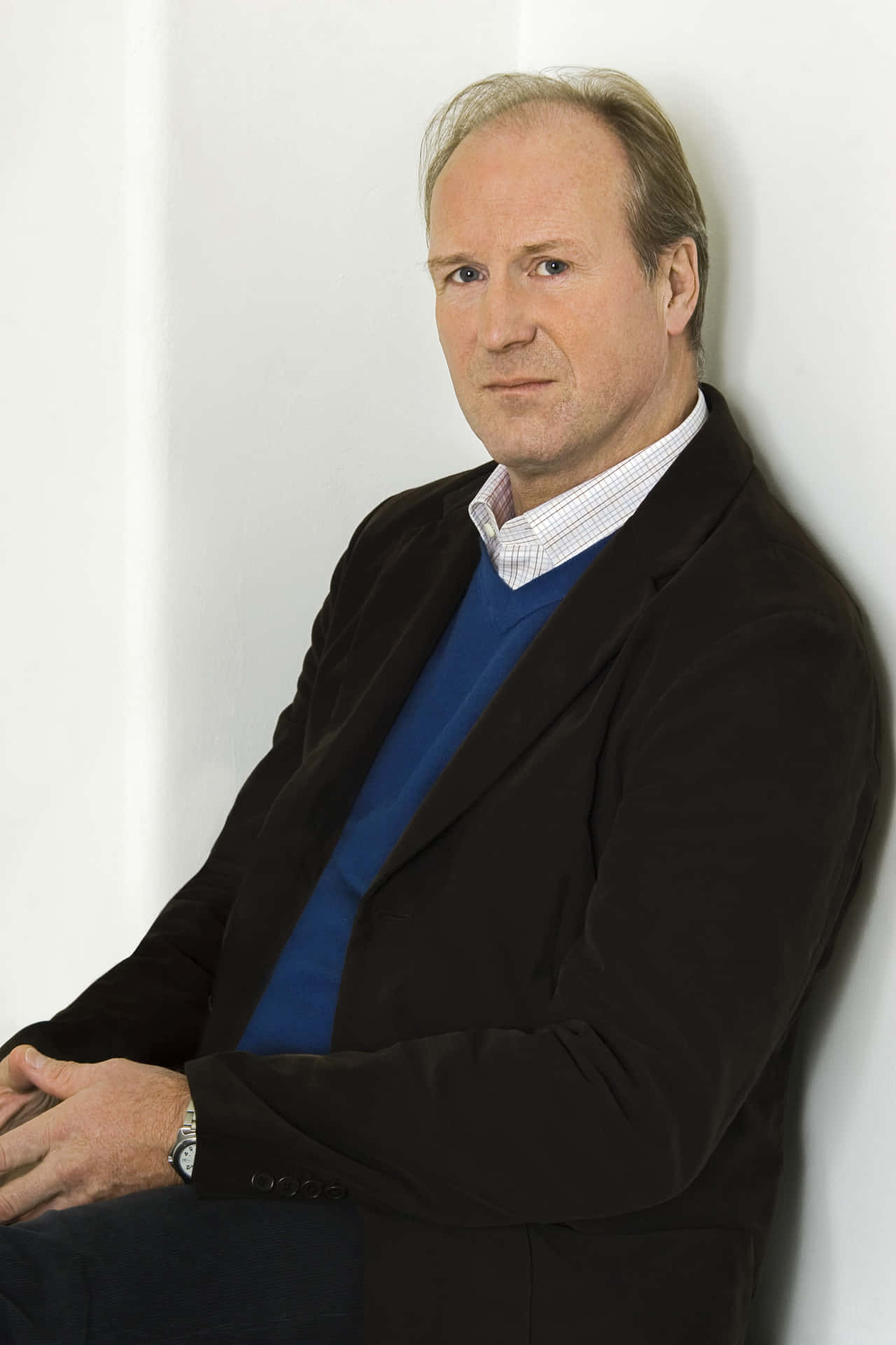American Actor William Hurt Posing For A Photoshoot Background