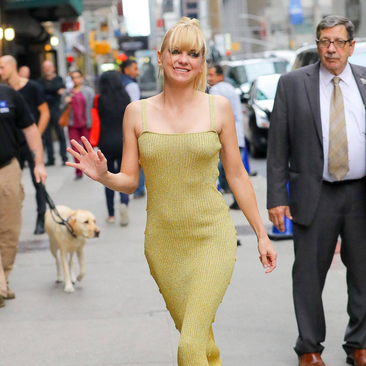 American Actress Anna Faris In Midi Kiwi Dress Background