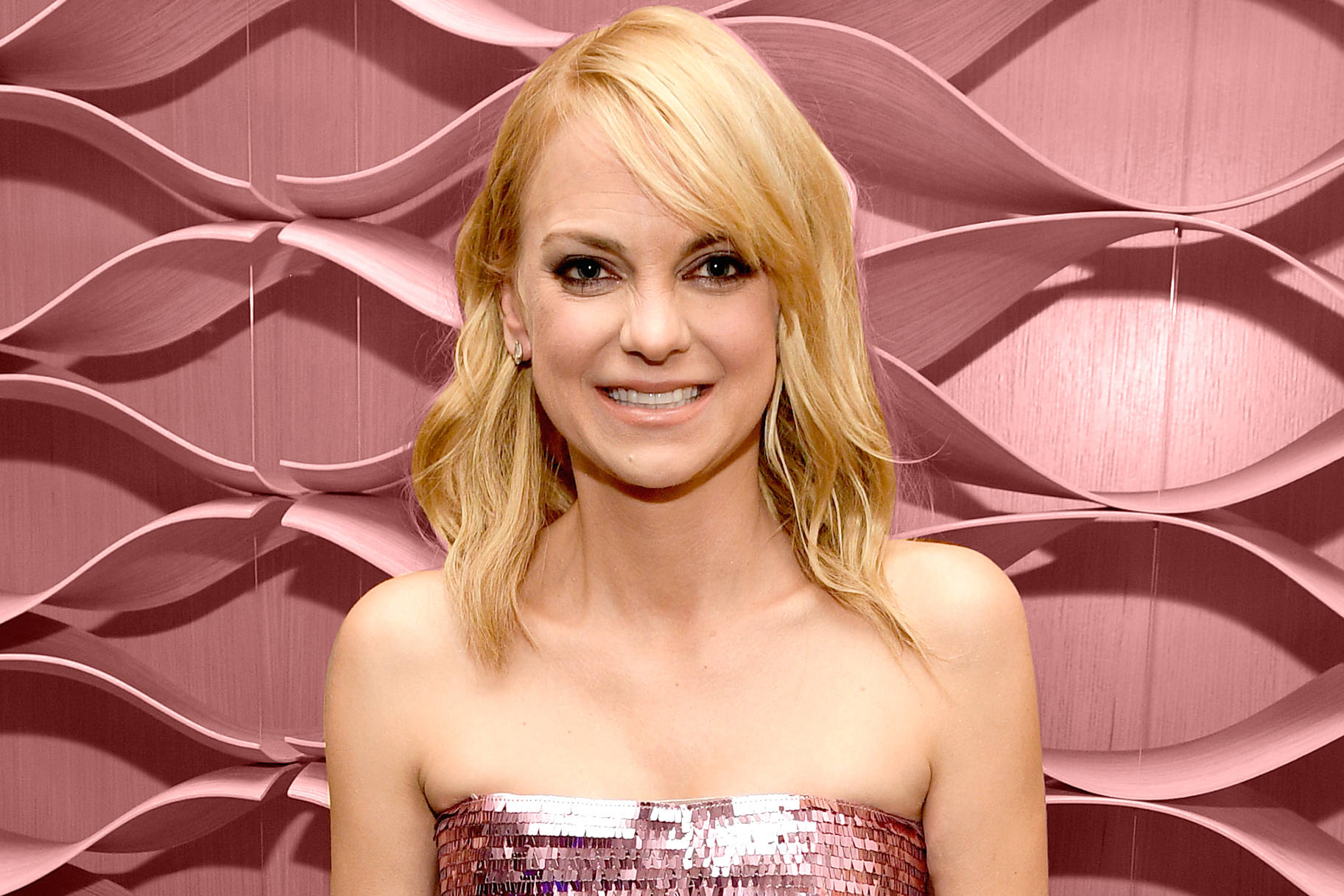 American Actress Anna Faris Pink Tube Dress Background