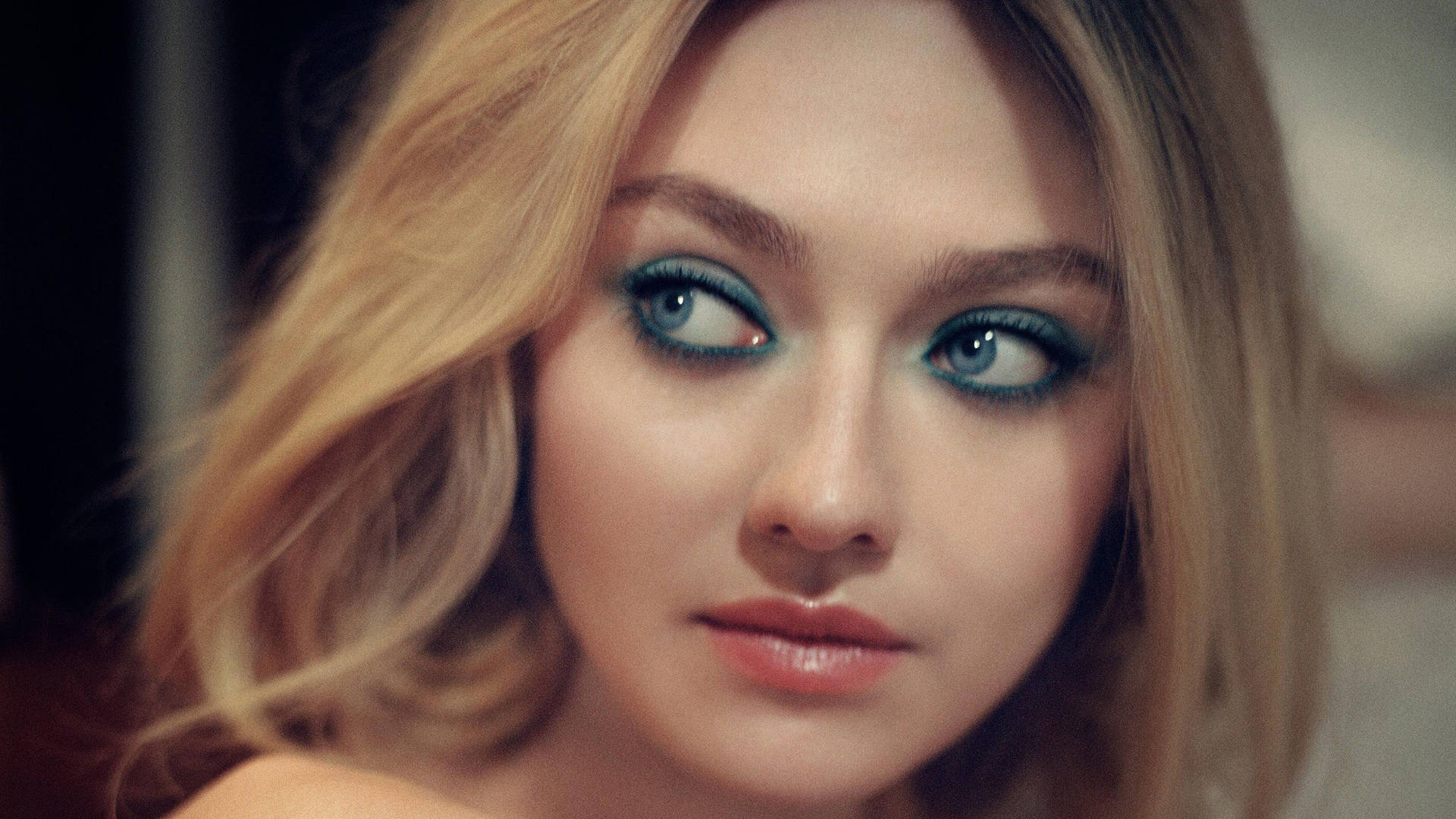 American Actress Dakota Fanning Smokey Eye Makeup Background