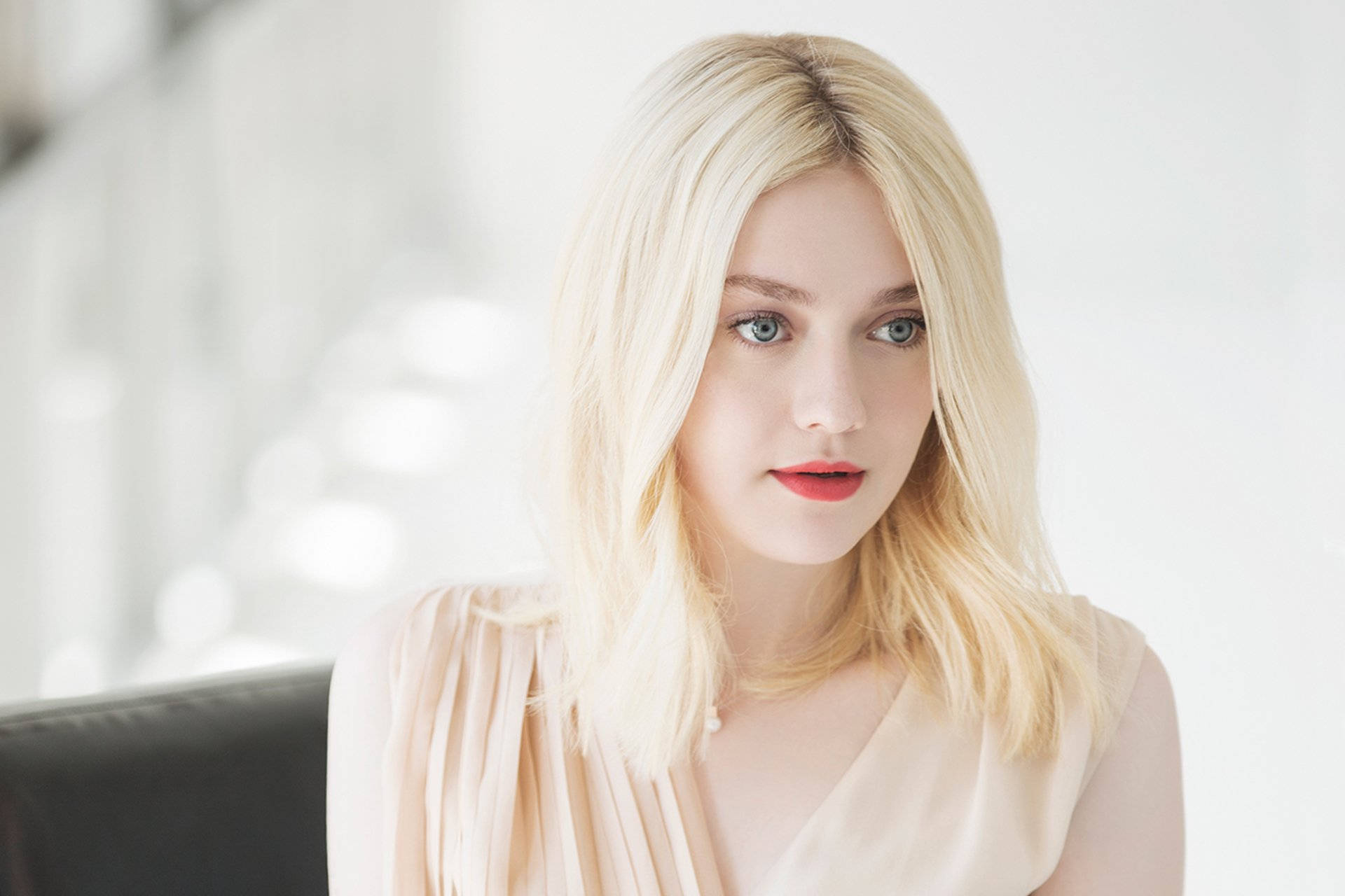 American Actress Dakota Fanning Sultry Look Background