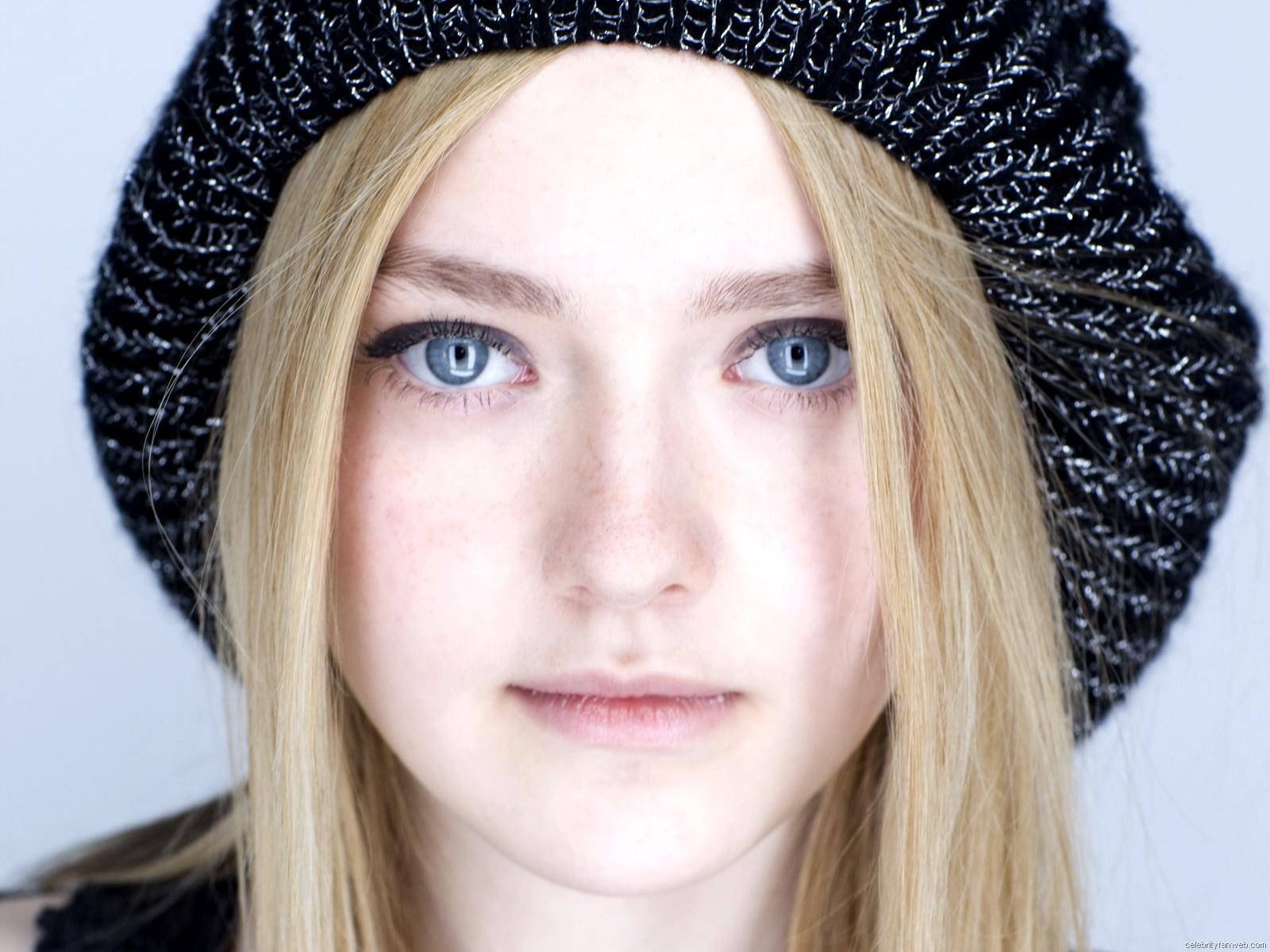 American Actress Dakota Fanning With A Beret