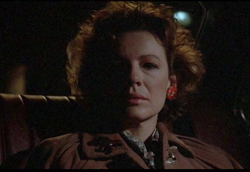 American Actress Dianne Wiest As Holly Background