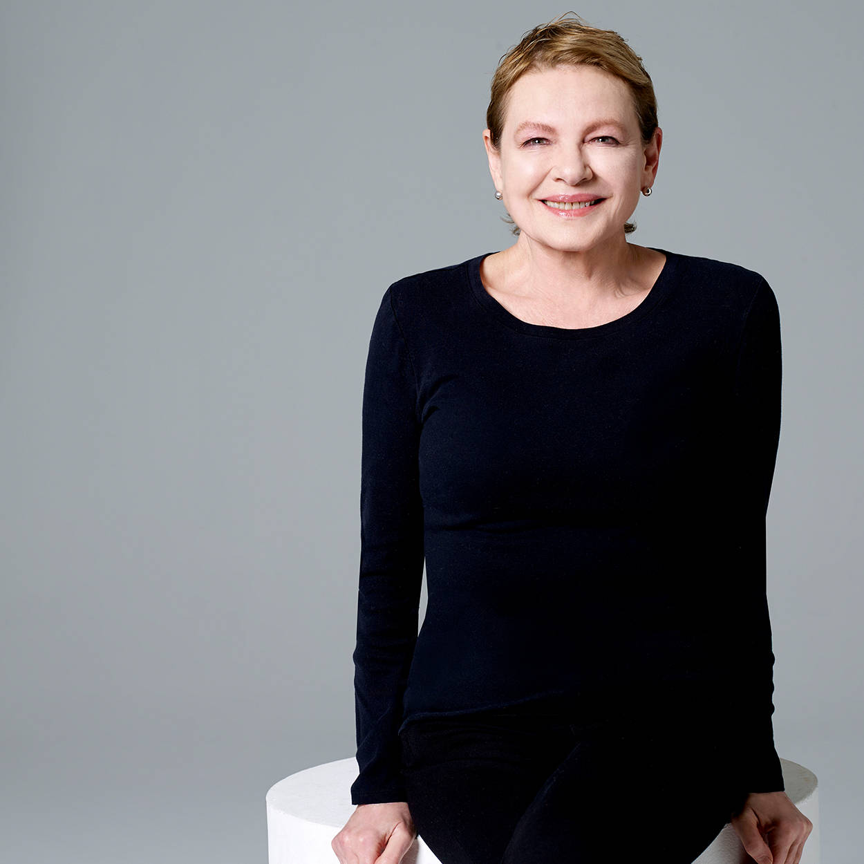 American Actress Dianne Wiest Medium Angle Shot Background