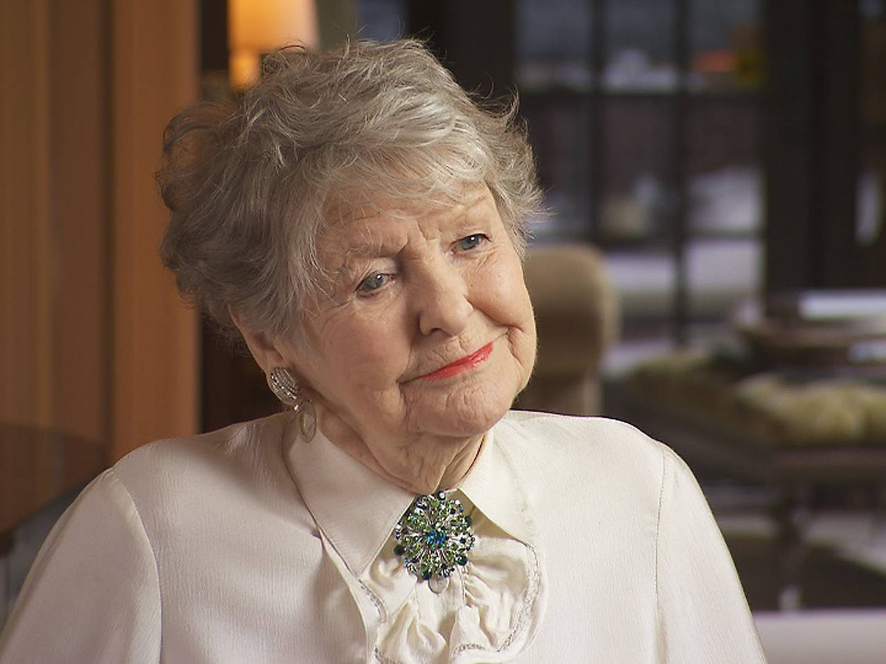 American Actress Elaine Stritch Admiring Look Background