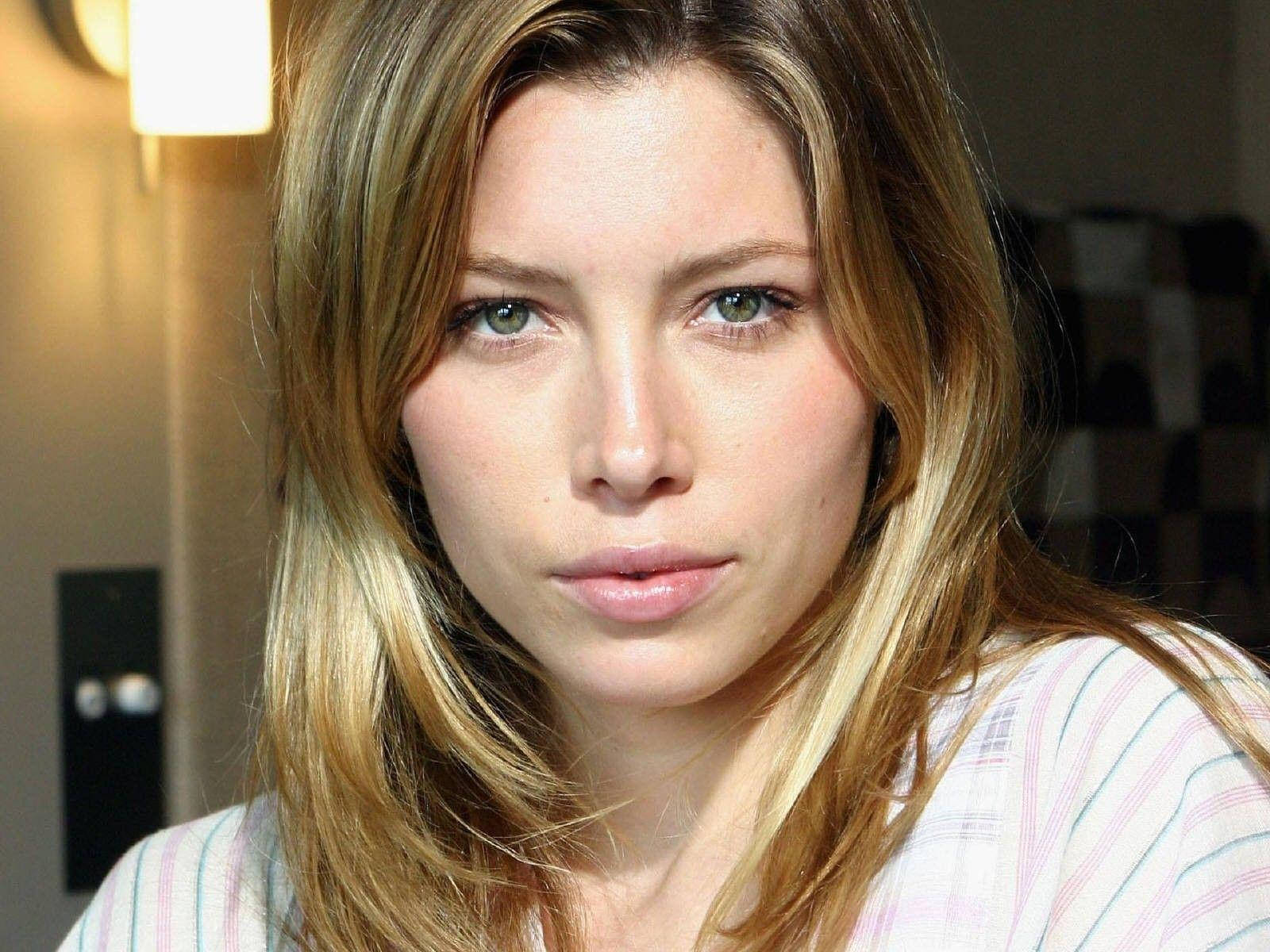 American Actress Jessica Biel Close Up Shot Portrait Background