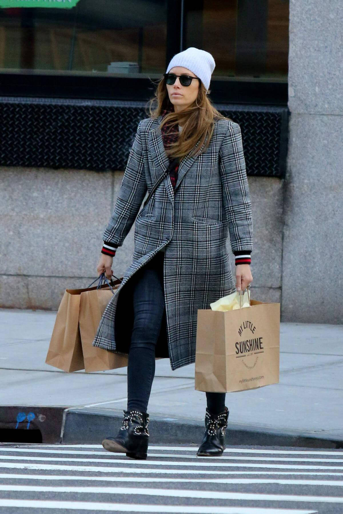American Actress Jessica Biel In Manhattan Background