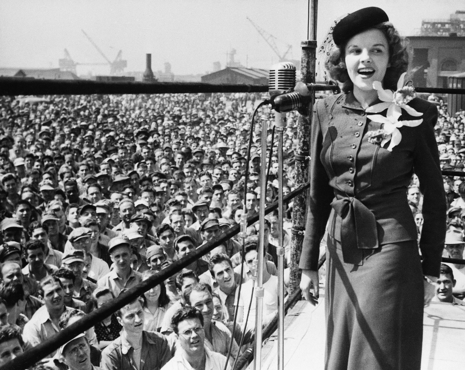 American Actress Judy Garland Performing During A Uso Tour Background