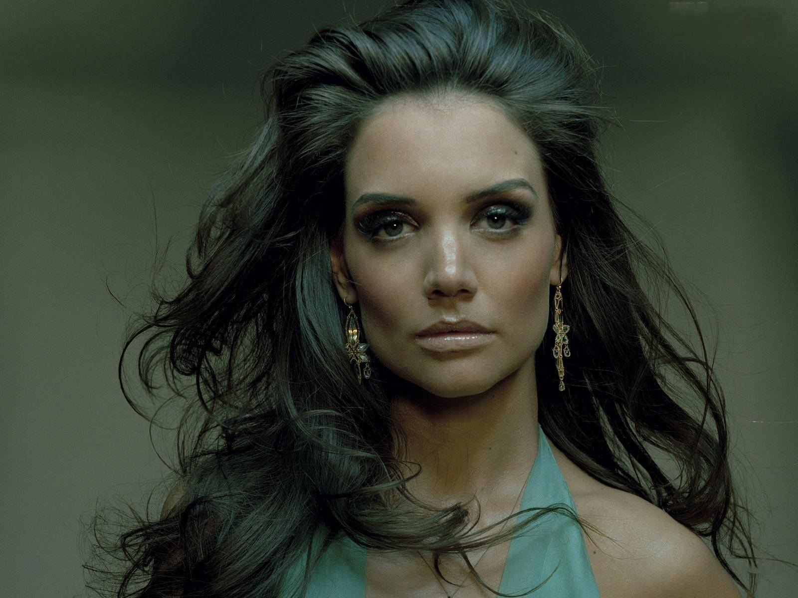 American Actress Katie Holmes Dark Smokey Eyes Background