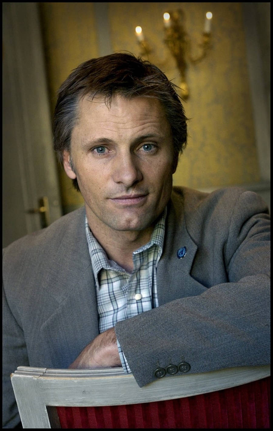 American Celebrity Viggo Mortensen Photoshoot Background