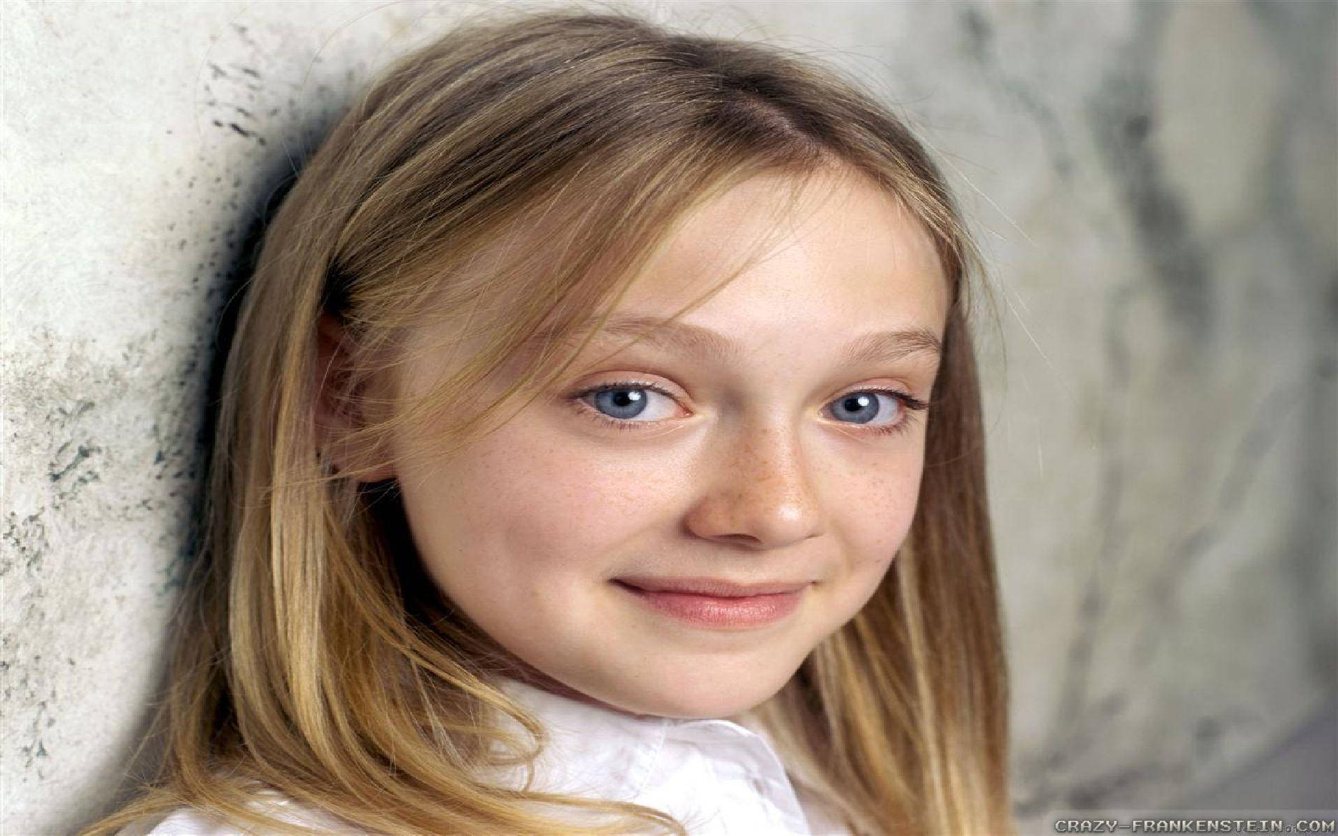 American Child Actress Dakota Fanning Innocent Smile