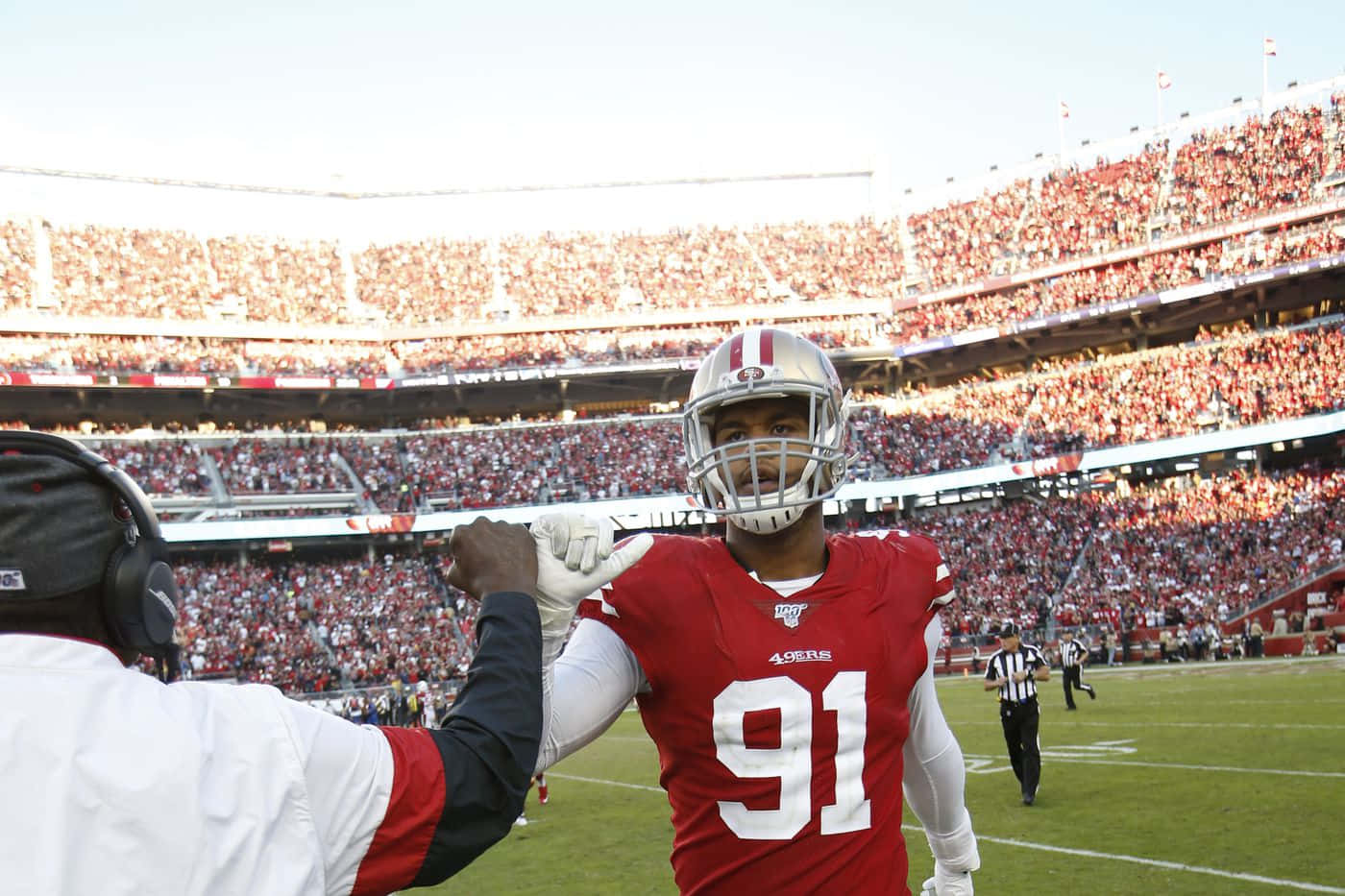 American Defensive Lineman Arik Armstead Candid Angle Shot Background