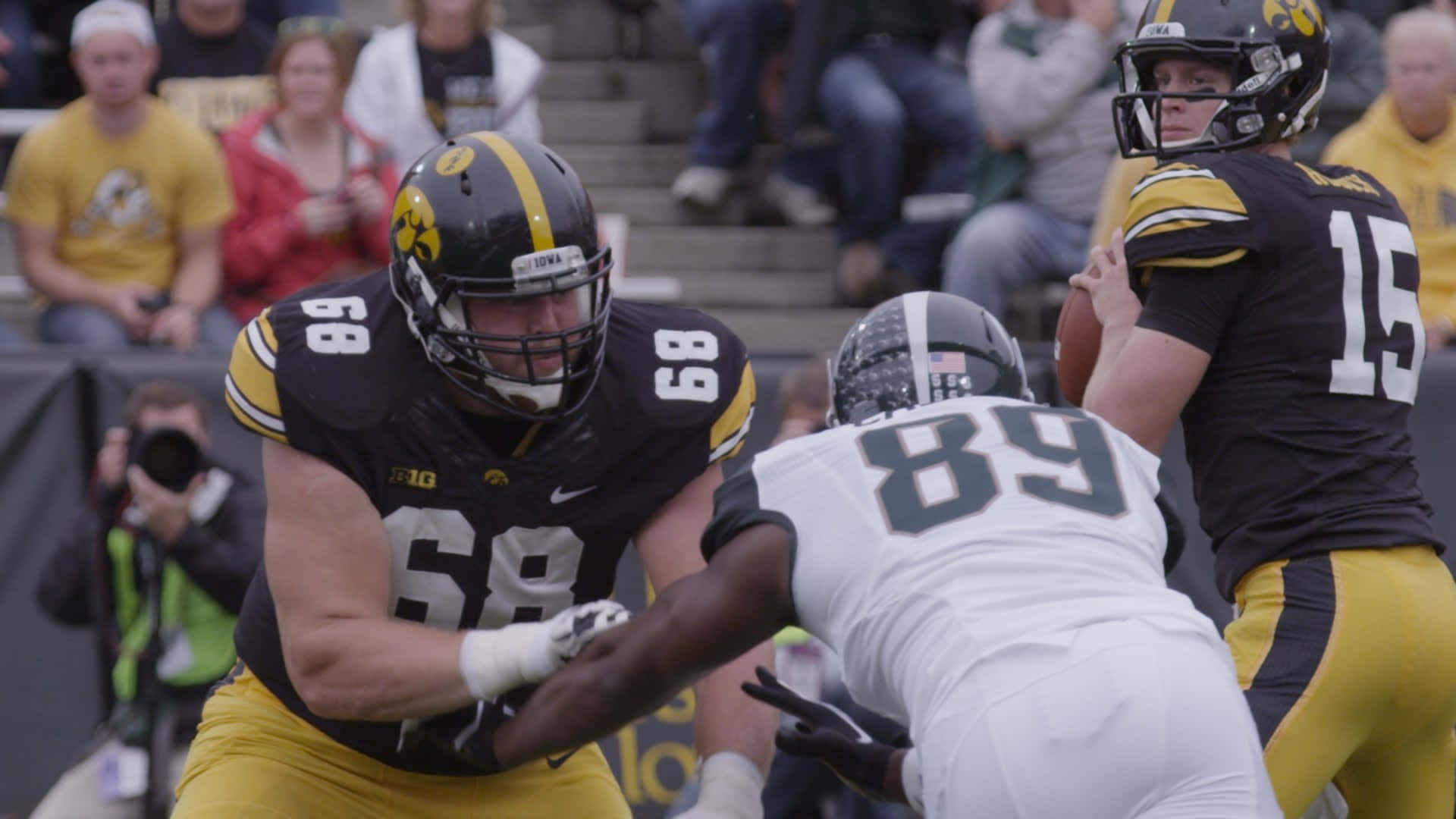 American Football Guard Brandon Scherff In Defensive Stance Background