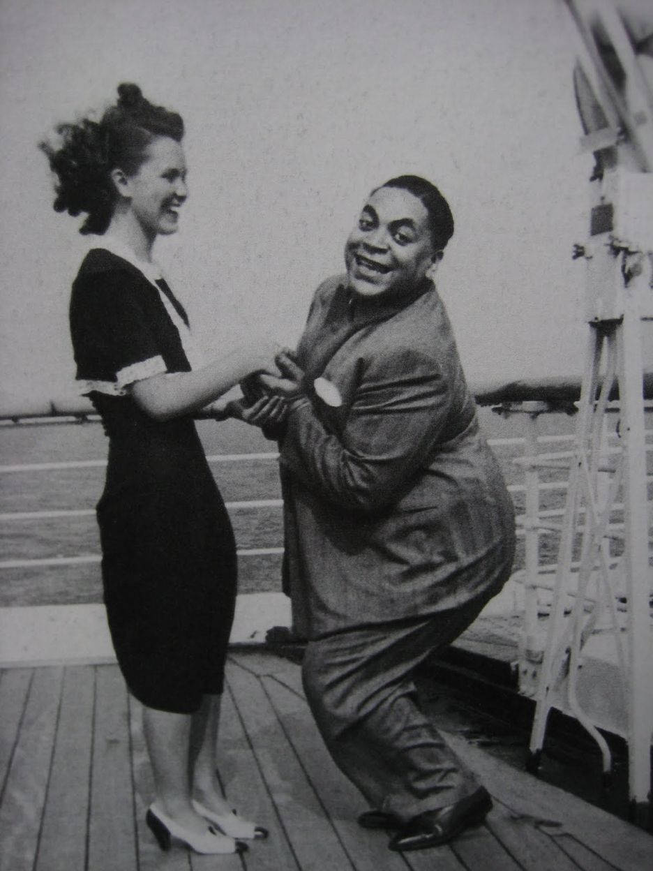 American Jazz Pianist Fats Waller Dancing With A Lady Background