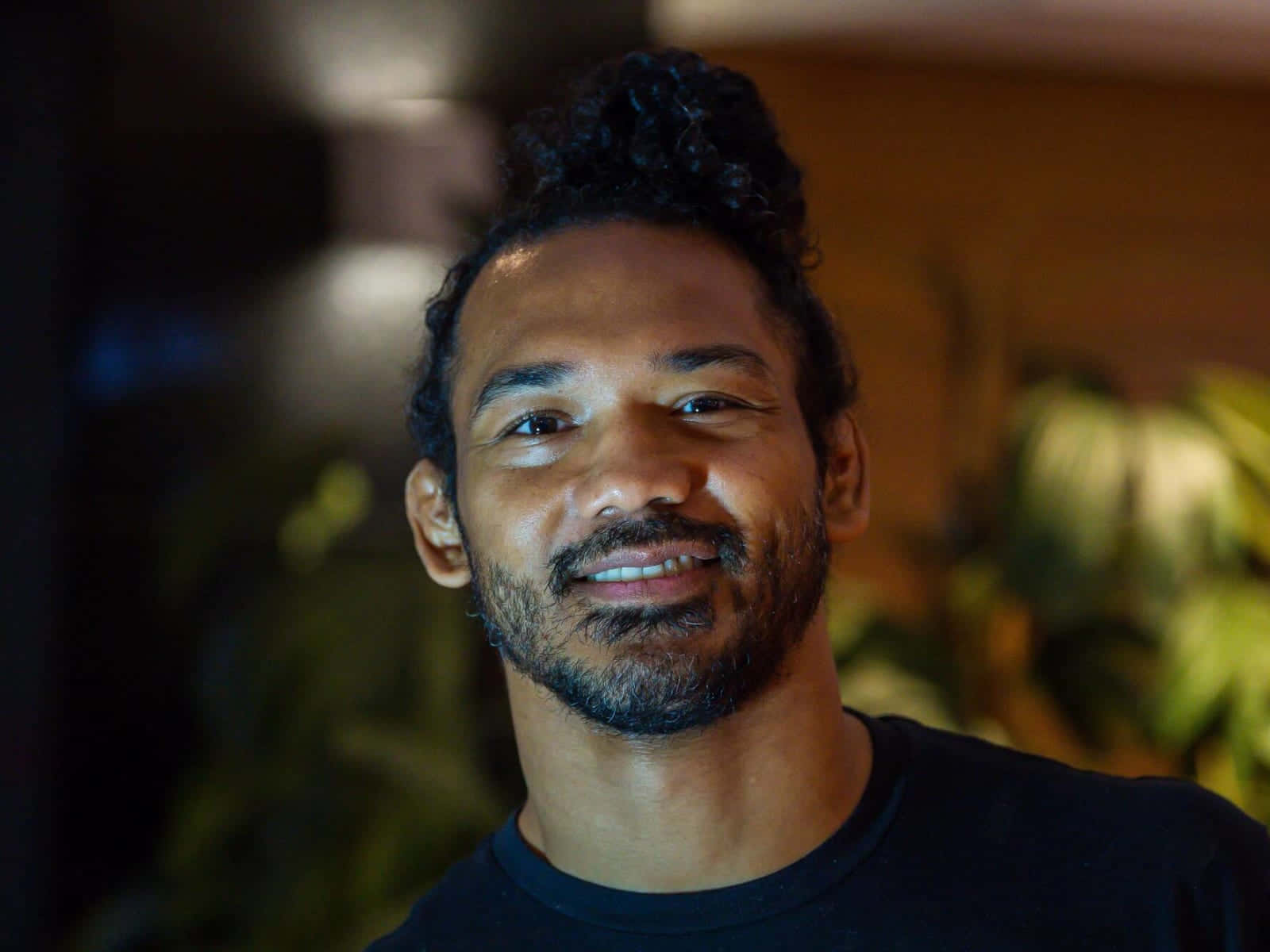 American Mma Fighter Ben Henderson Smiling Bokeh Shot Background