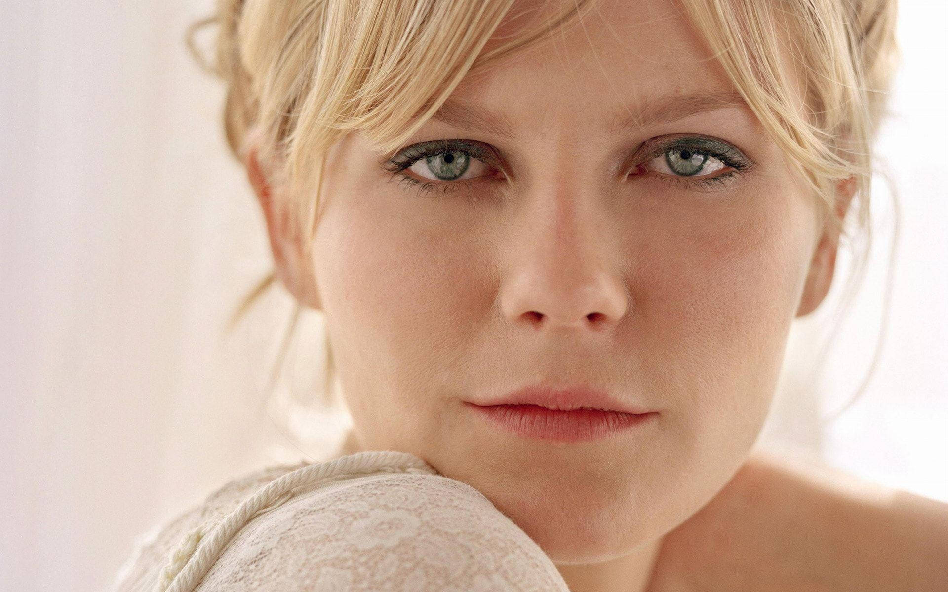 American Model Kirsten Dunst Background