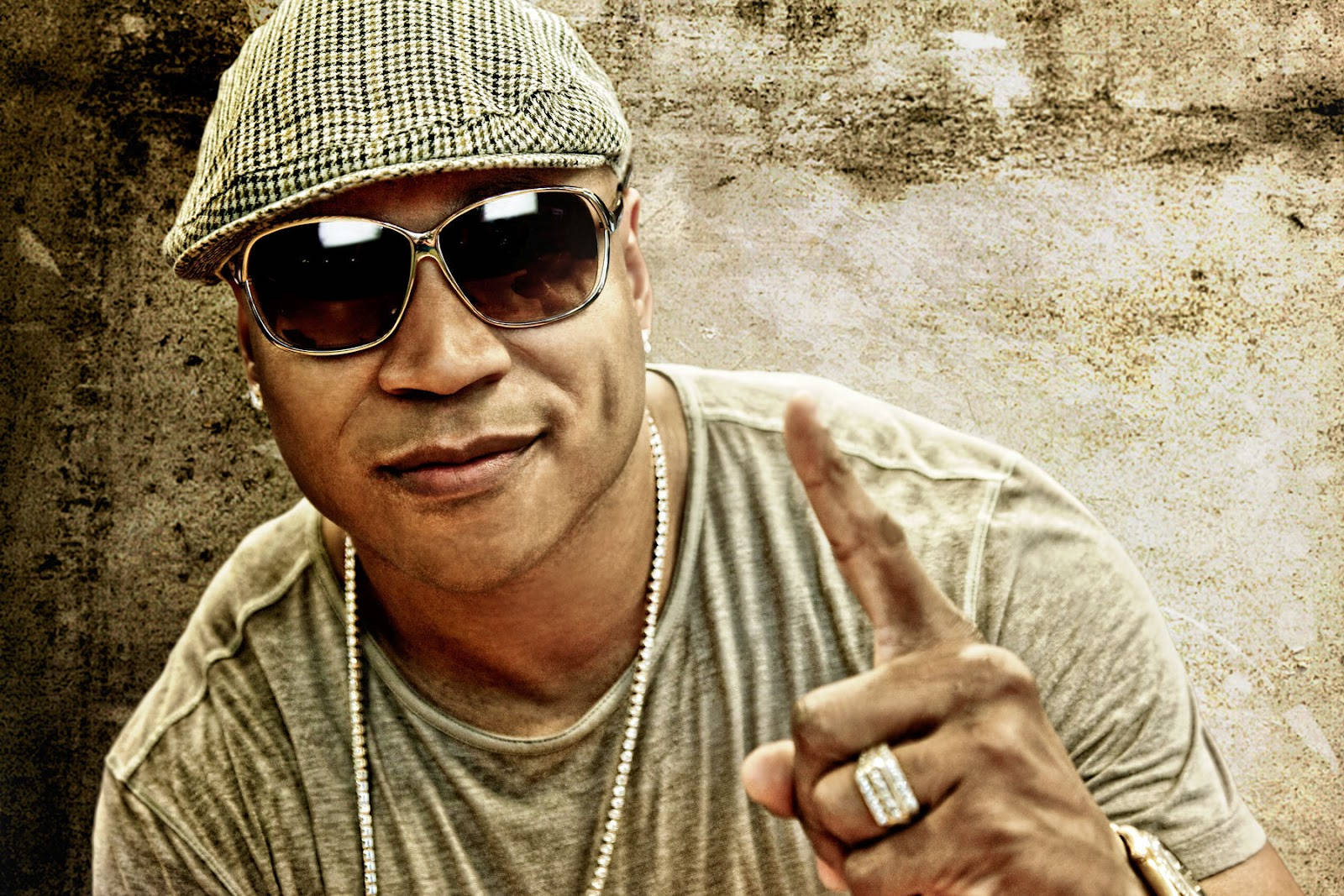 American Rapper Ll Cool J - Iconic Grungy Photoshoot Background