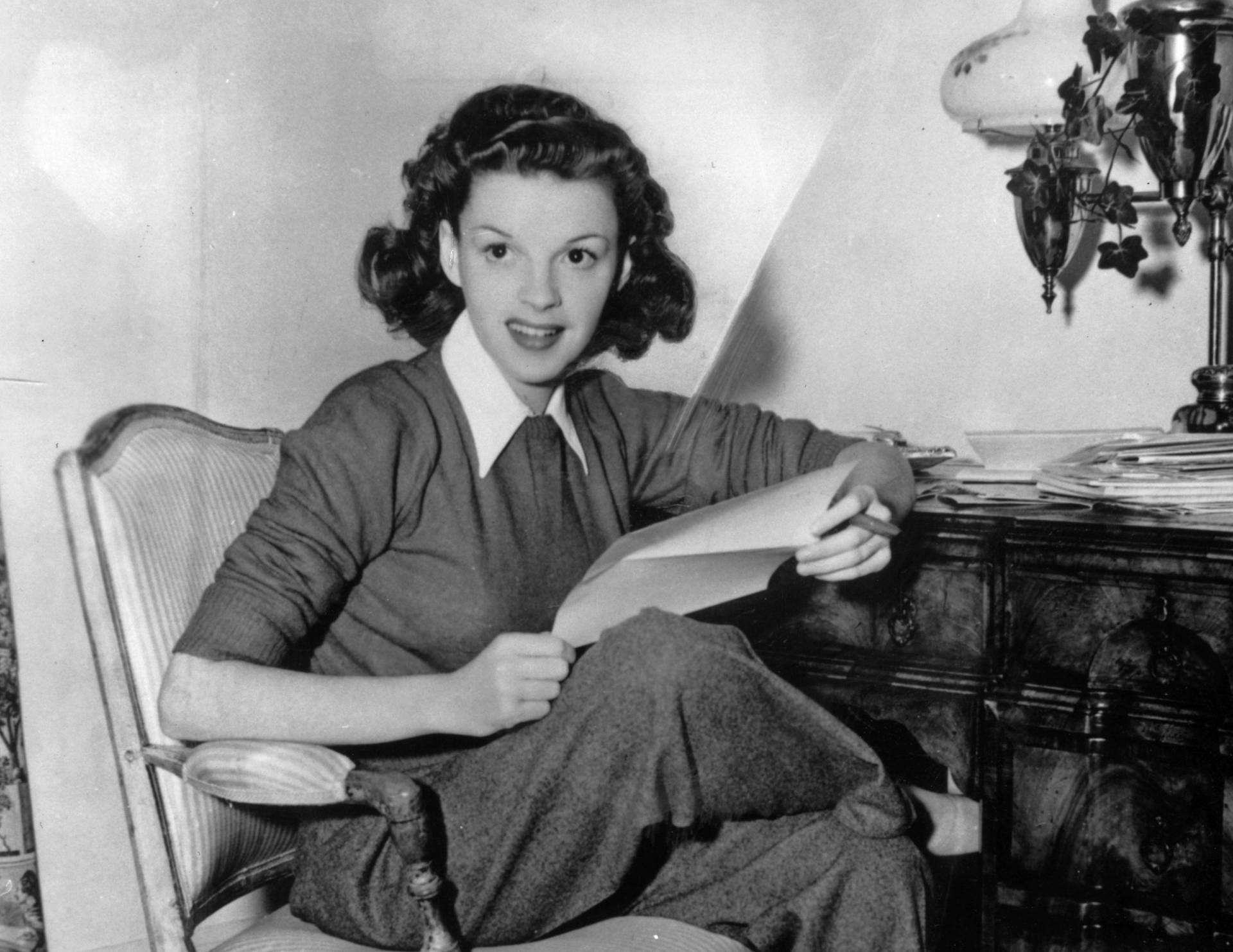 American Singer Actress Judy Garland Background