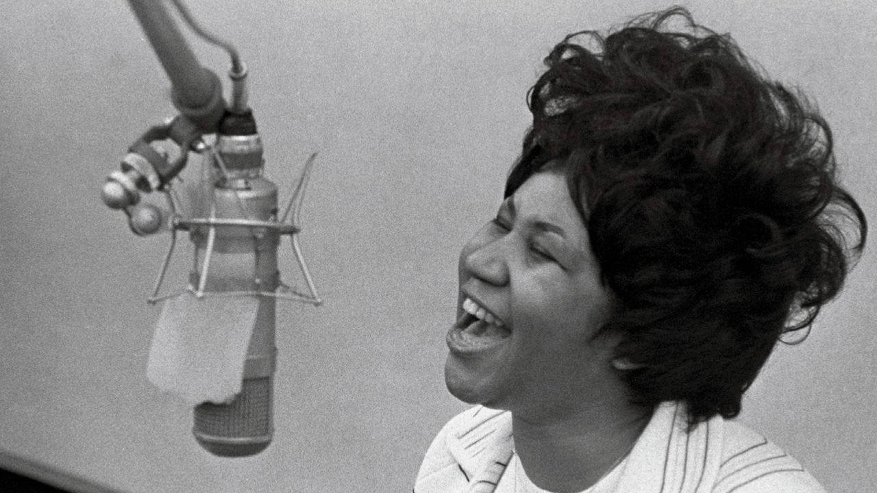 American Singer Aretha Franklin Recording A Song Background