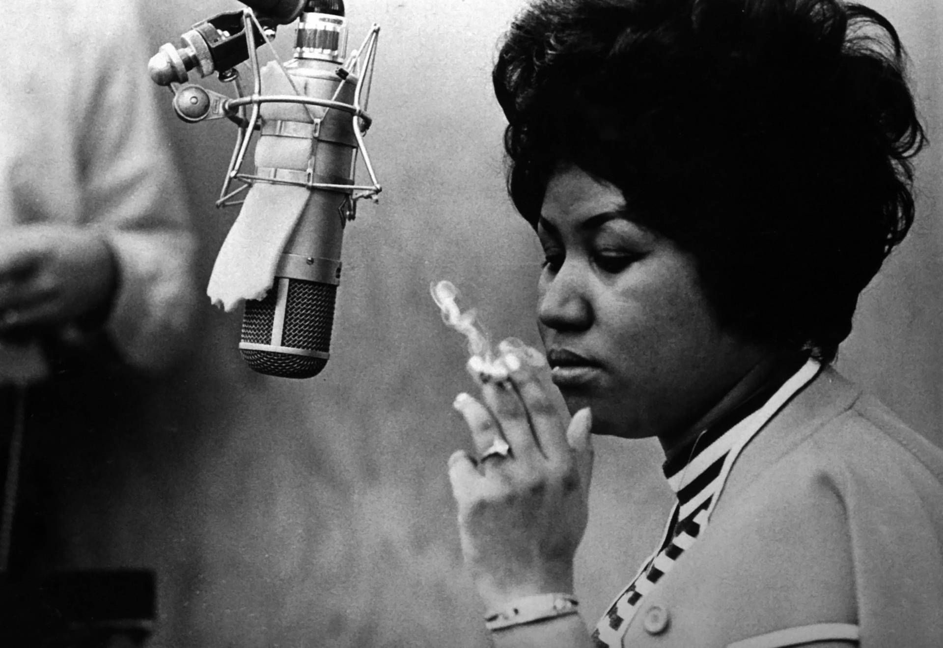 American Singer Aretha Franklin Smoking Background