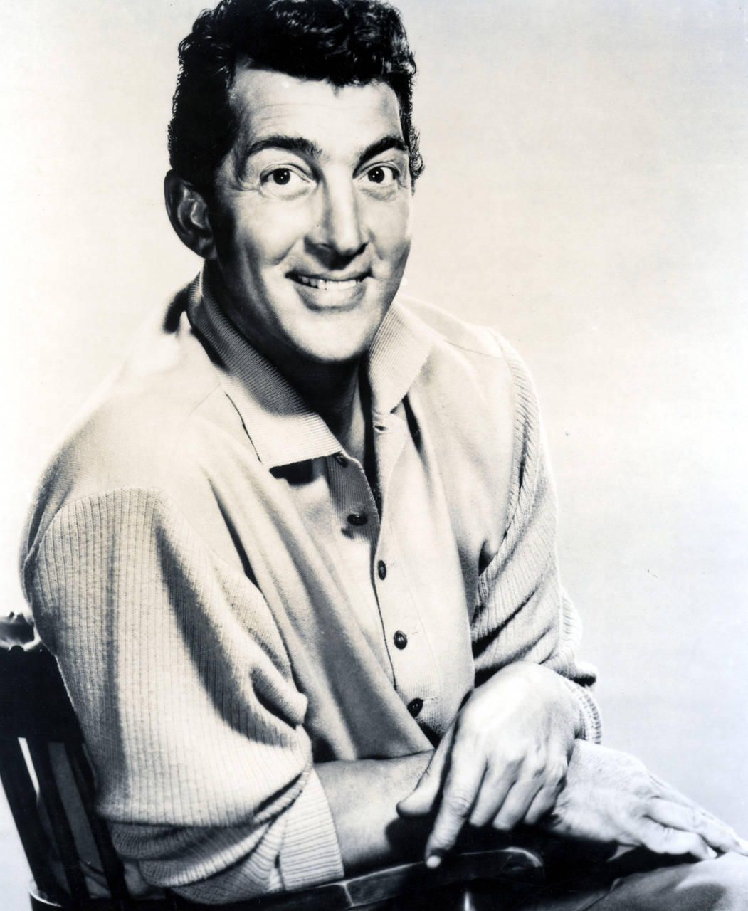 American Singer Dean Martin 1965 Greyscale Portrait Background