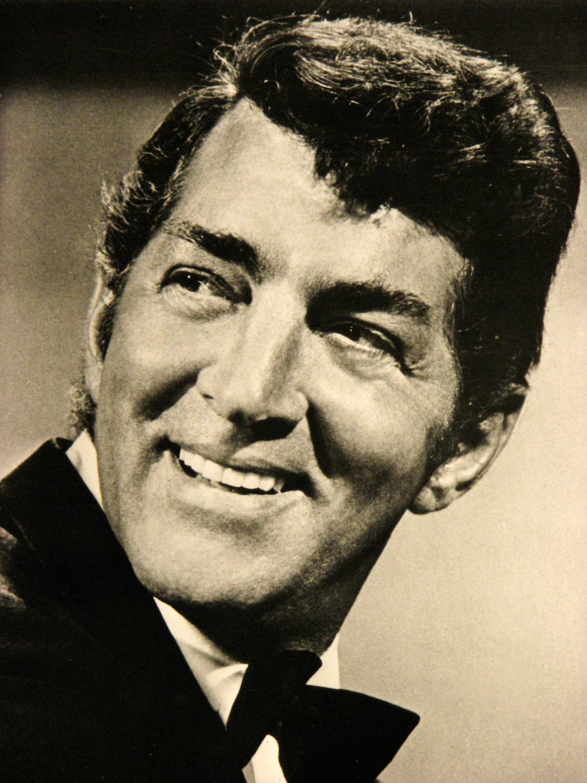 American Singer Dean Martin 1982 Portrait Background