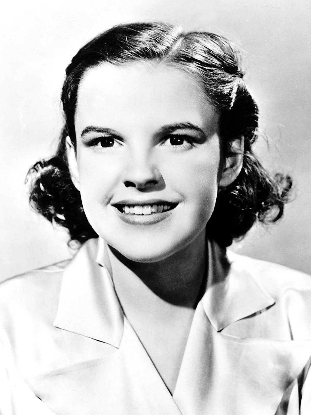 American Singer Judy Garland Innocent Smile Background