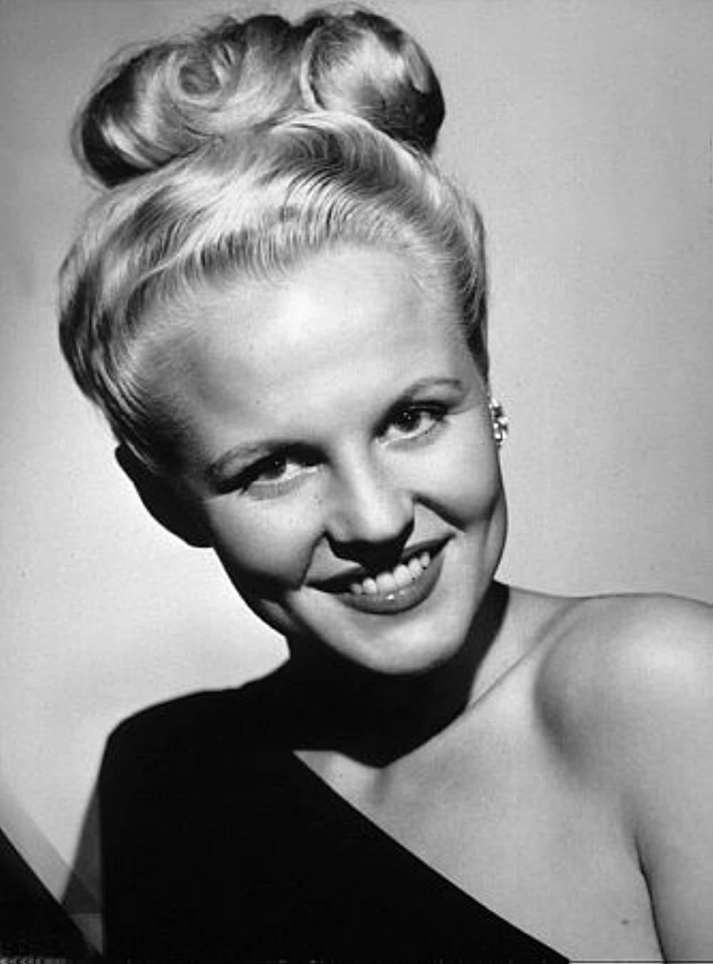 American Singer Peggy Lee 1946 Portrait Background