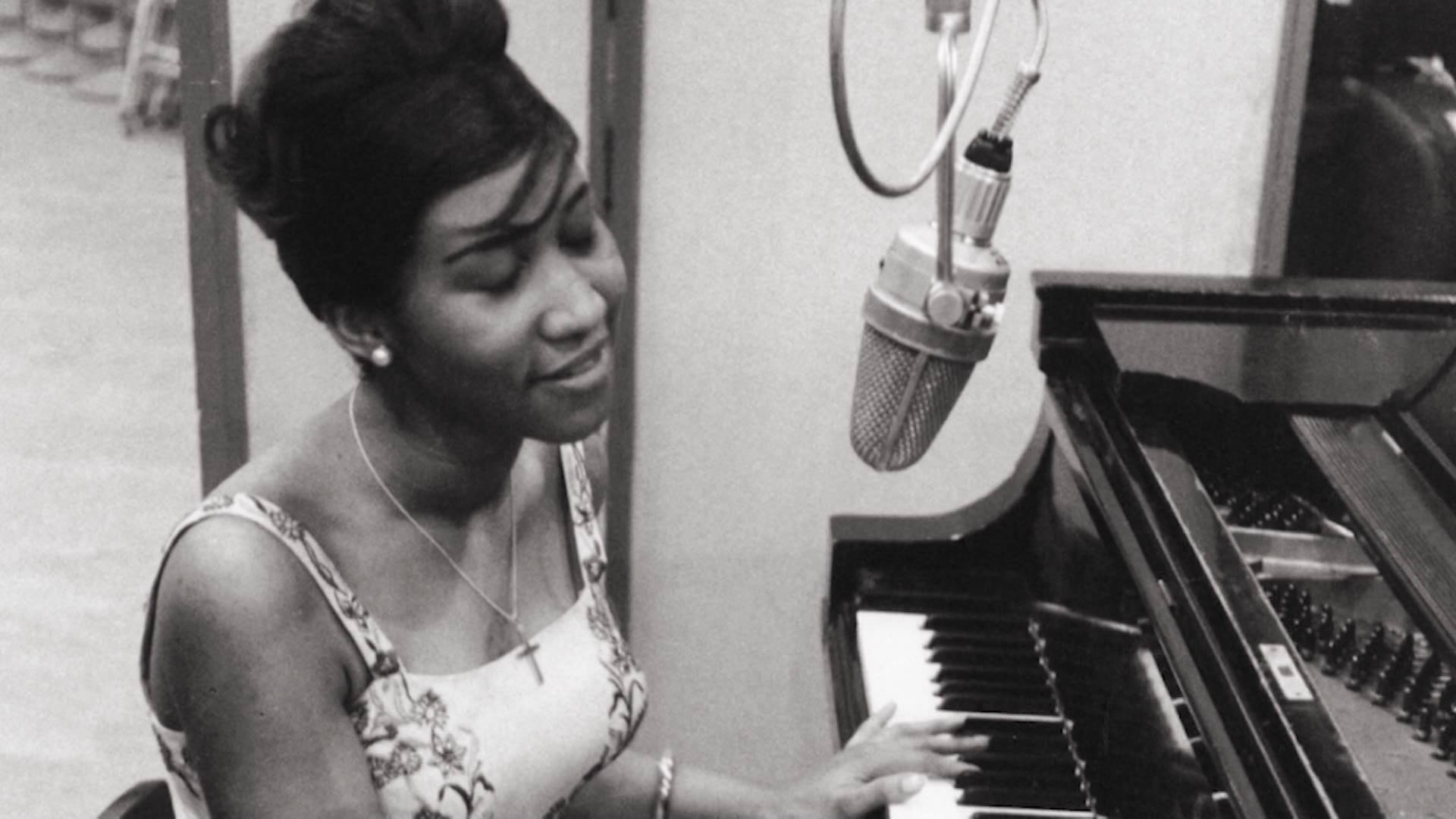 American Singer-songwriter Aretha Franklin Playing The Piano Background