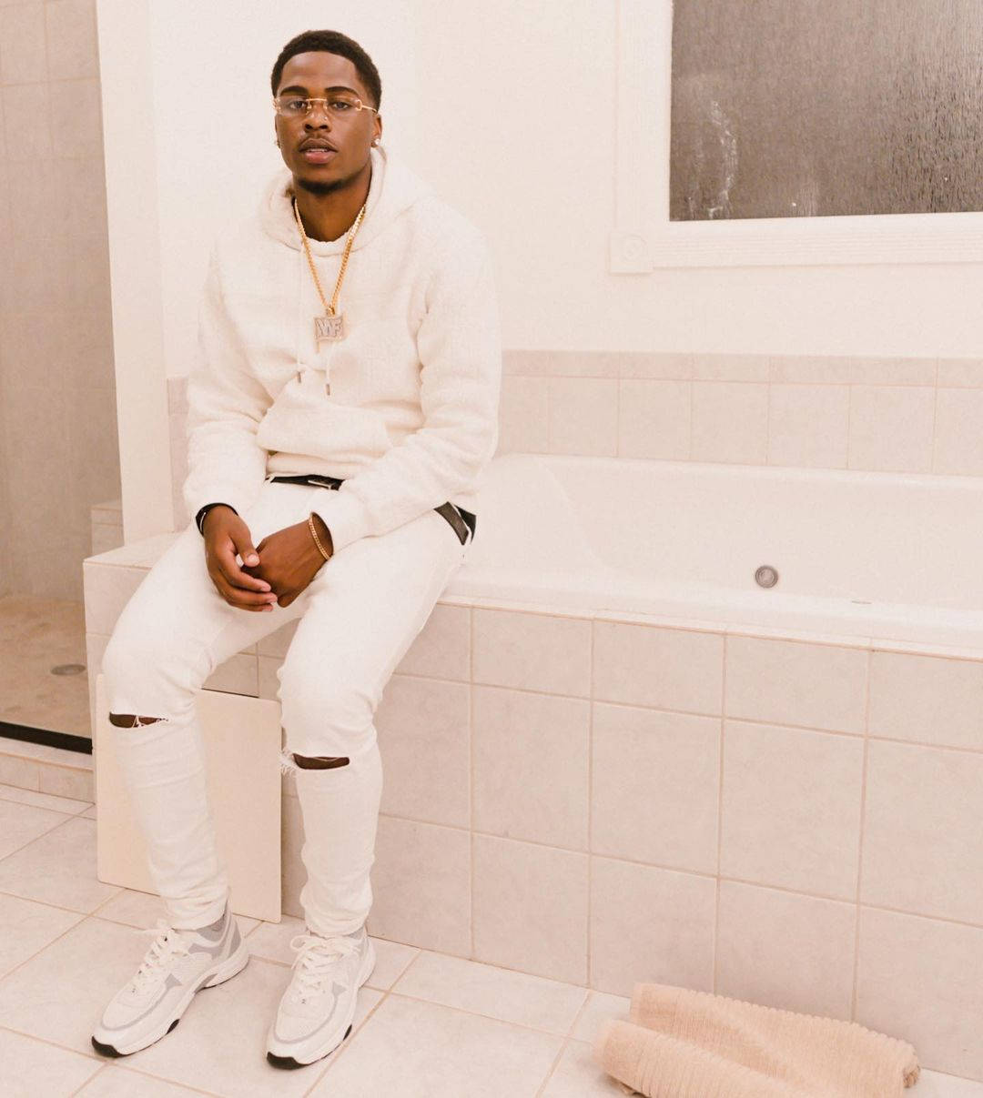 American Swavy Lee Sitting Beside Bathtub White Outfit