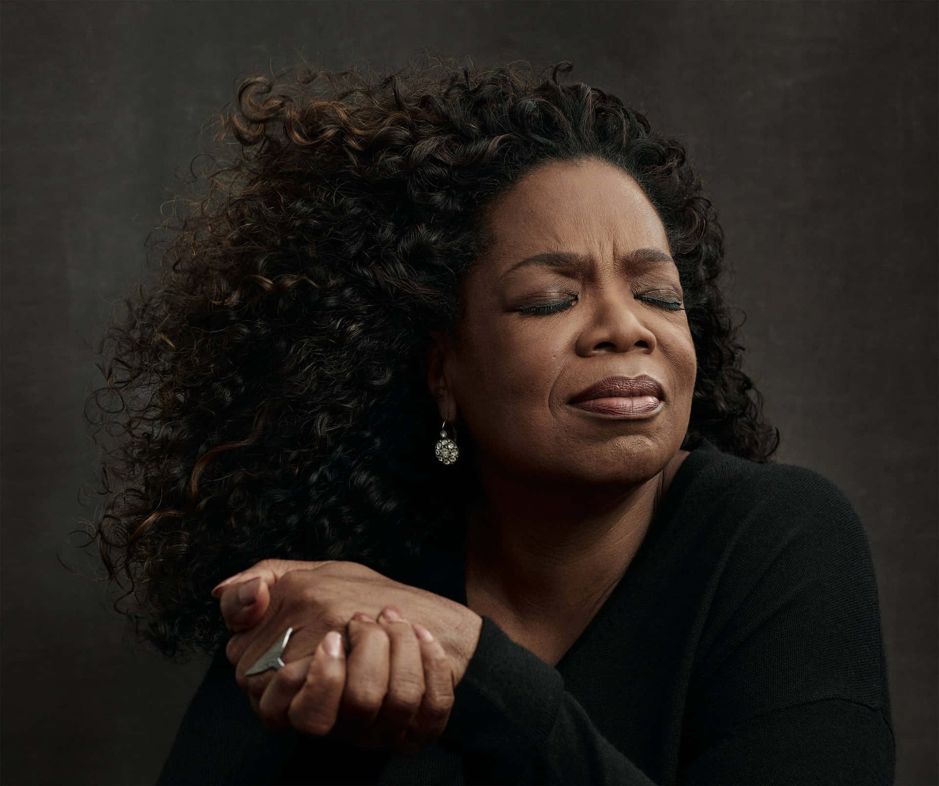 American Talk Show Woman Praying Oprah Winfrey