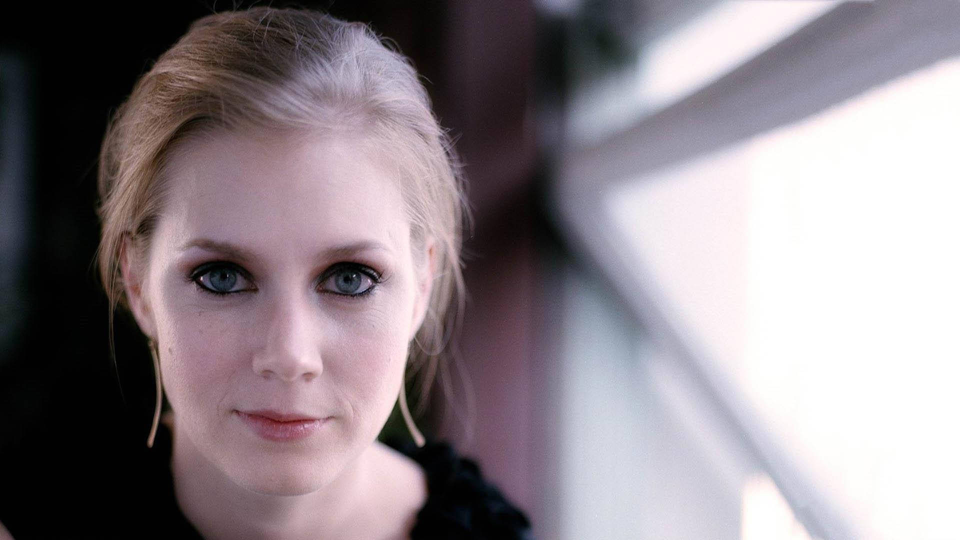 Amy Adams Gorgeous Eyes Background