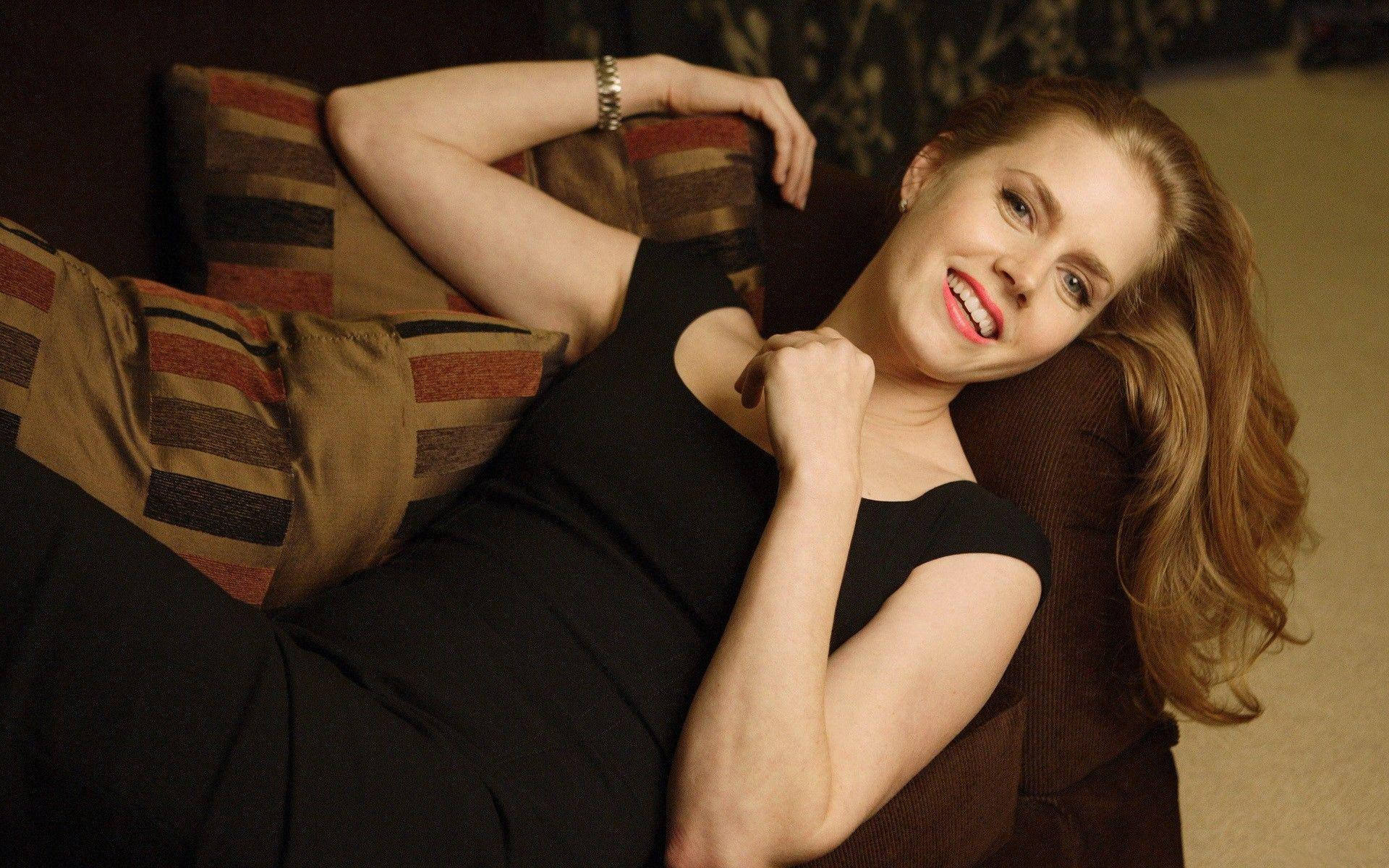 Amy Adams On A Couch Photo Background