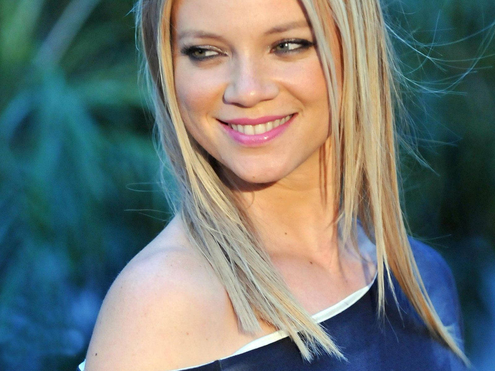 Amy Smart Actress Smiling Background