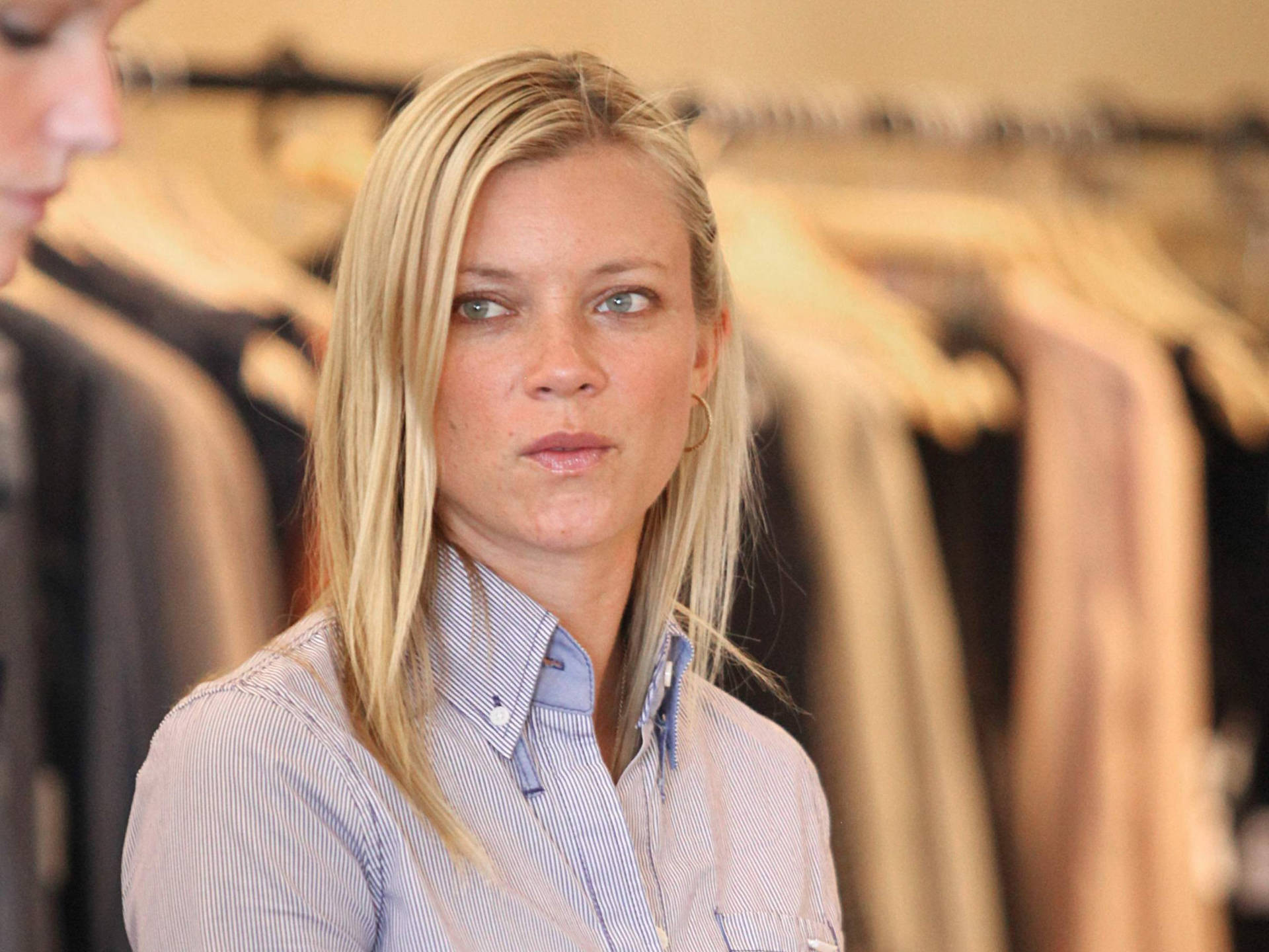 Amy Smart At A Clothing Shop Background