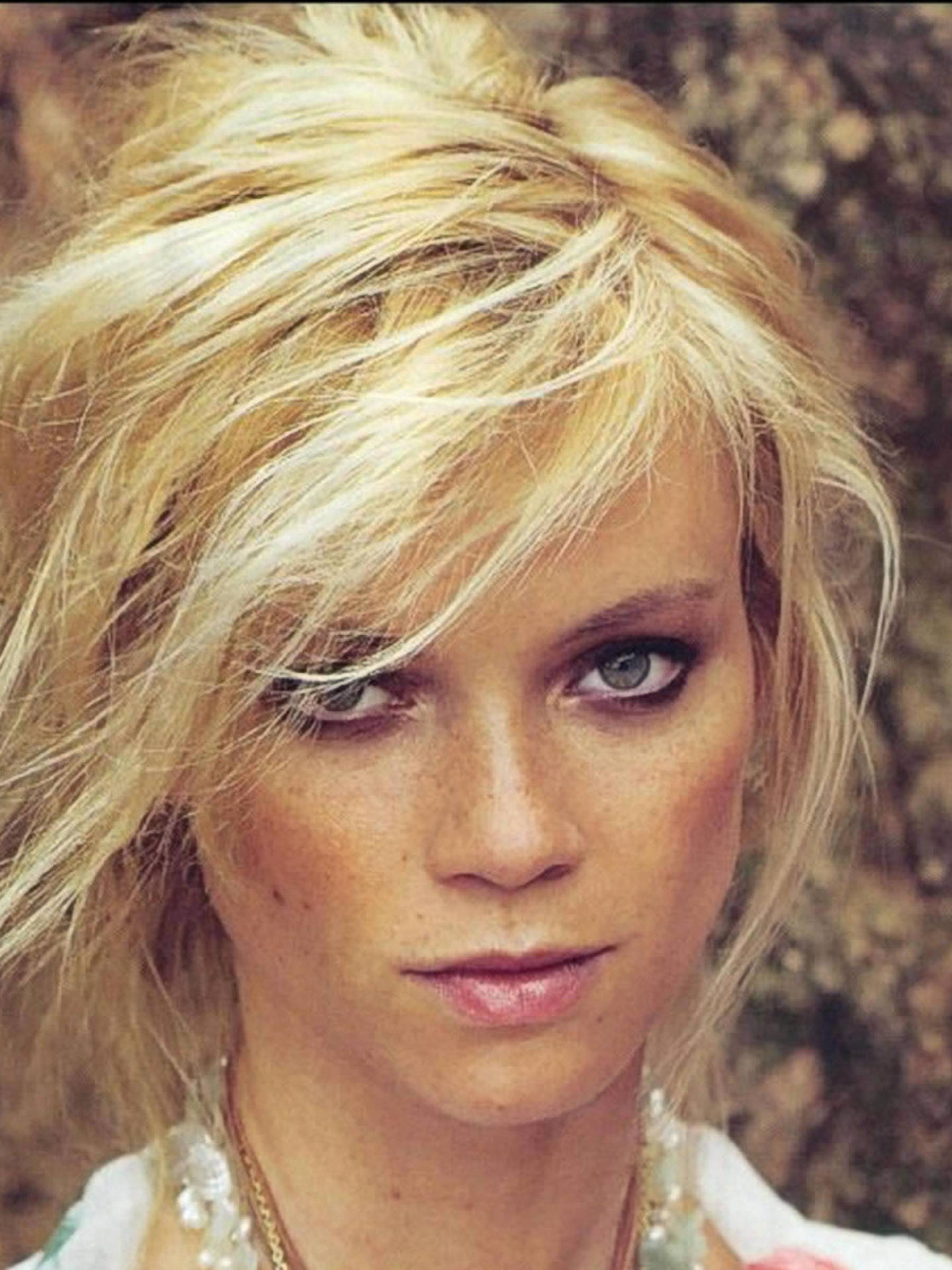 Amy Smart Messy Hair Photoshoot Background