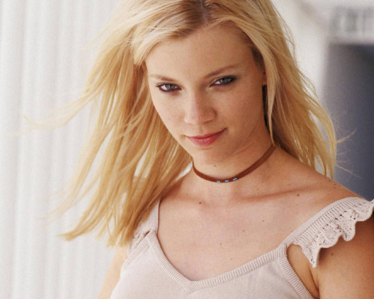 Amy Smart Model Vibrant Look Background