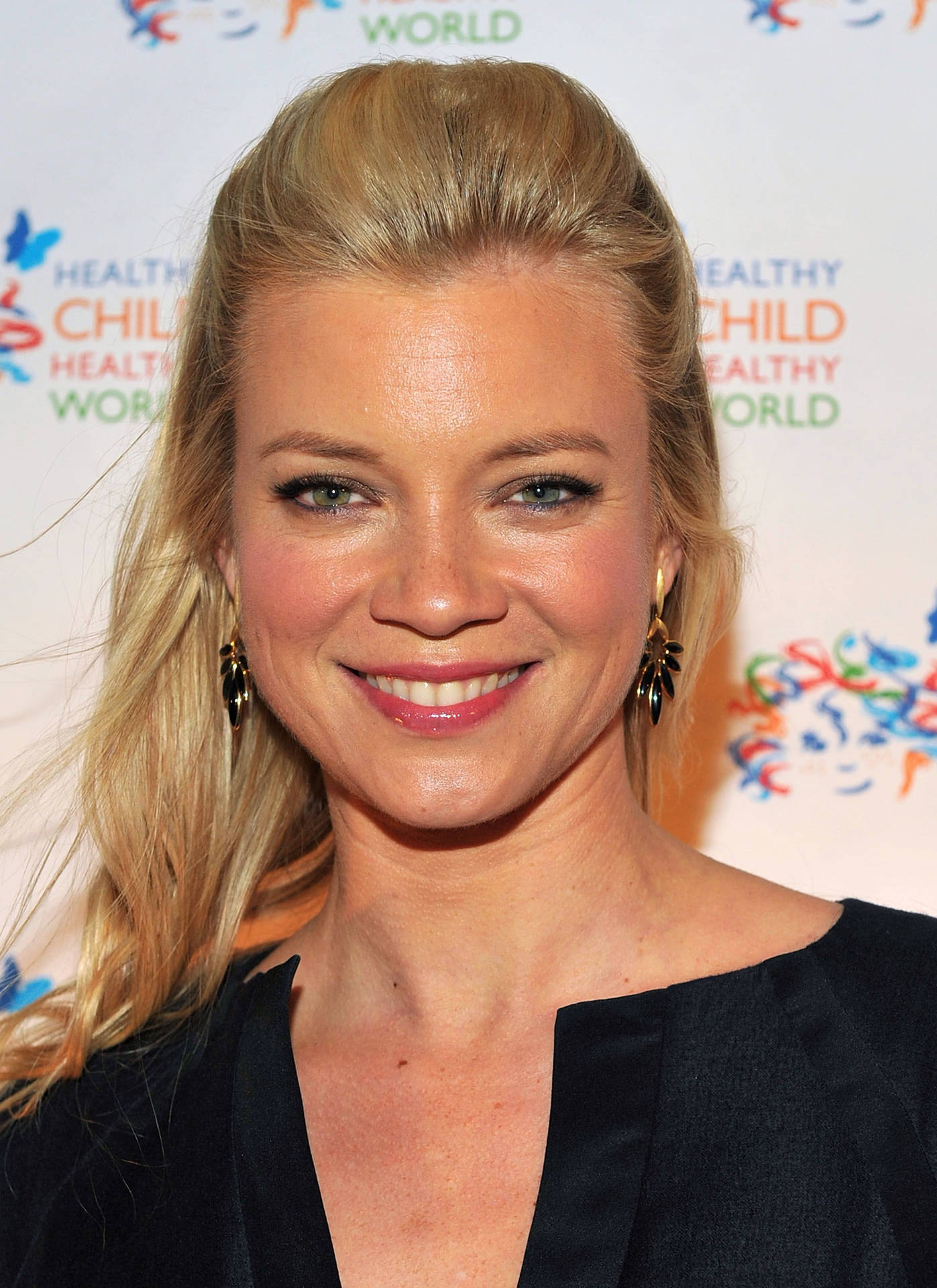 Amy Smart Promoting Healthy Child, Healthy World Background