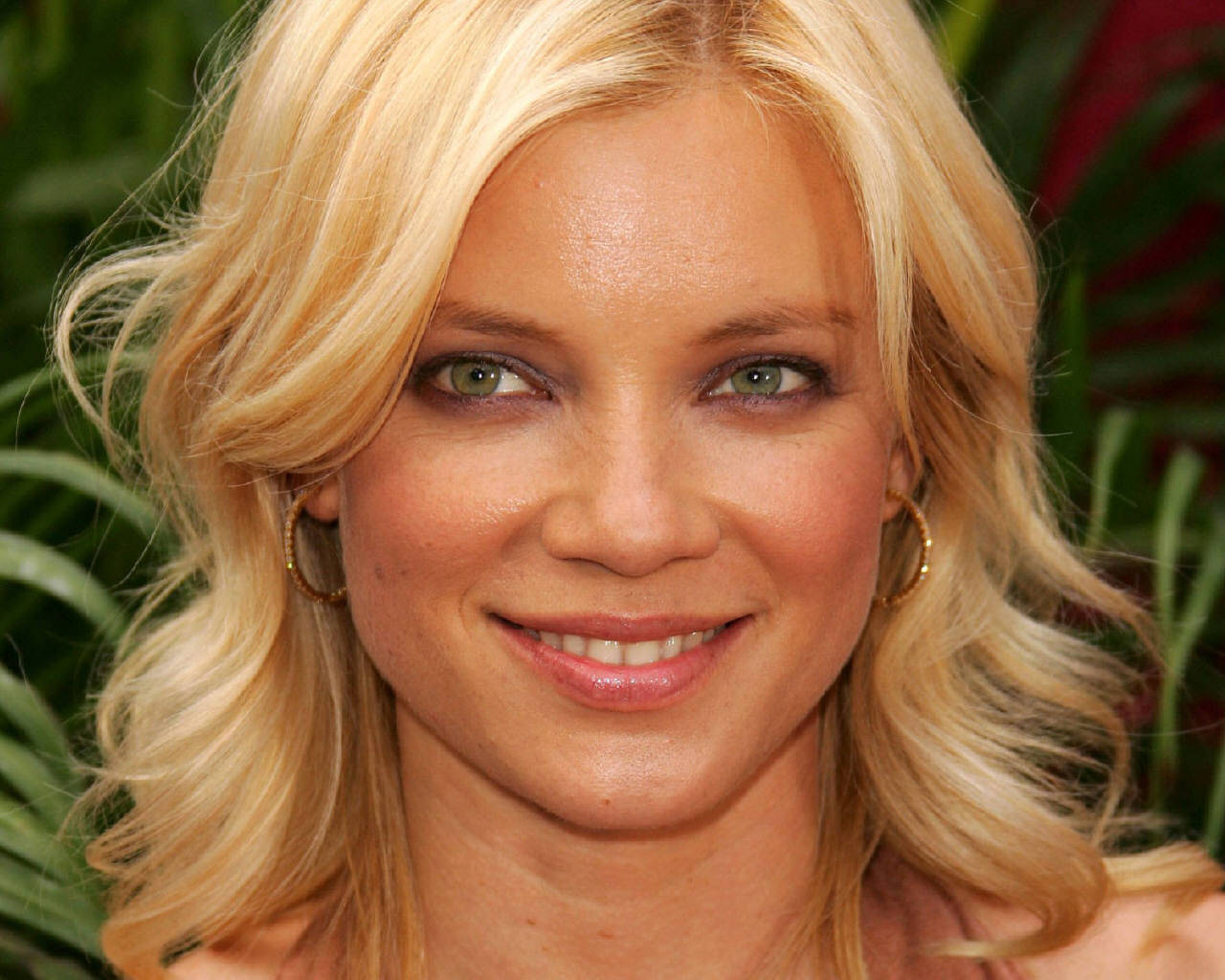 Amy Smart Smiling For Cameras Background