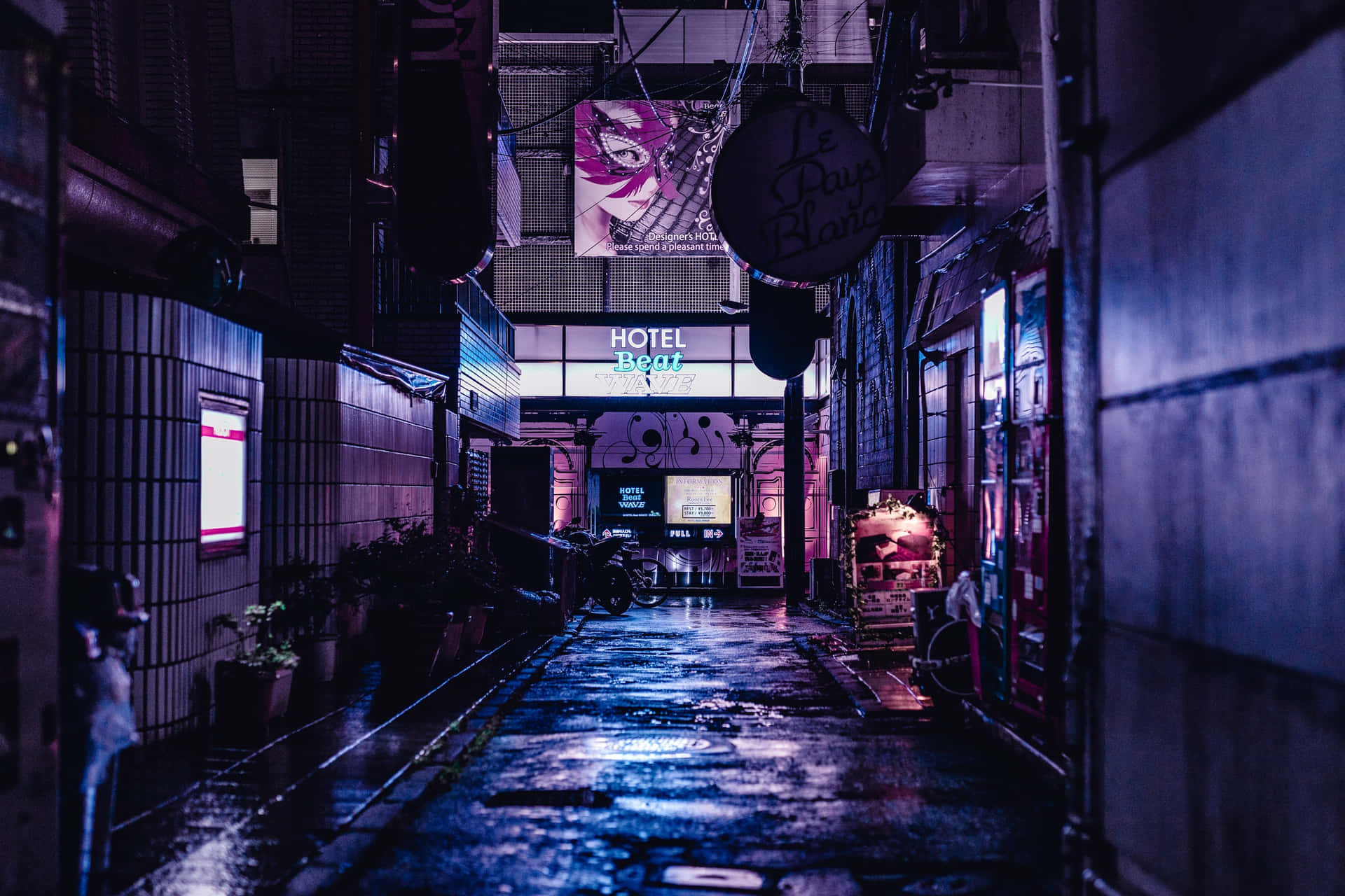 An Alleyway In The City At Night Background