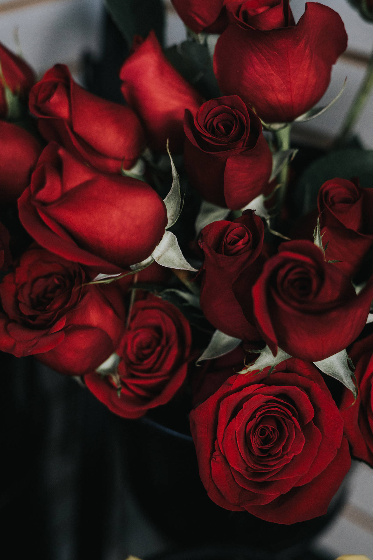 An Elegant Bouquet Of Red Roses Background