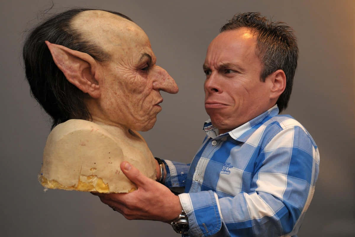 An Enchanting Photo Of Warwick Davis Background